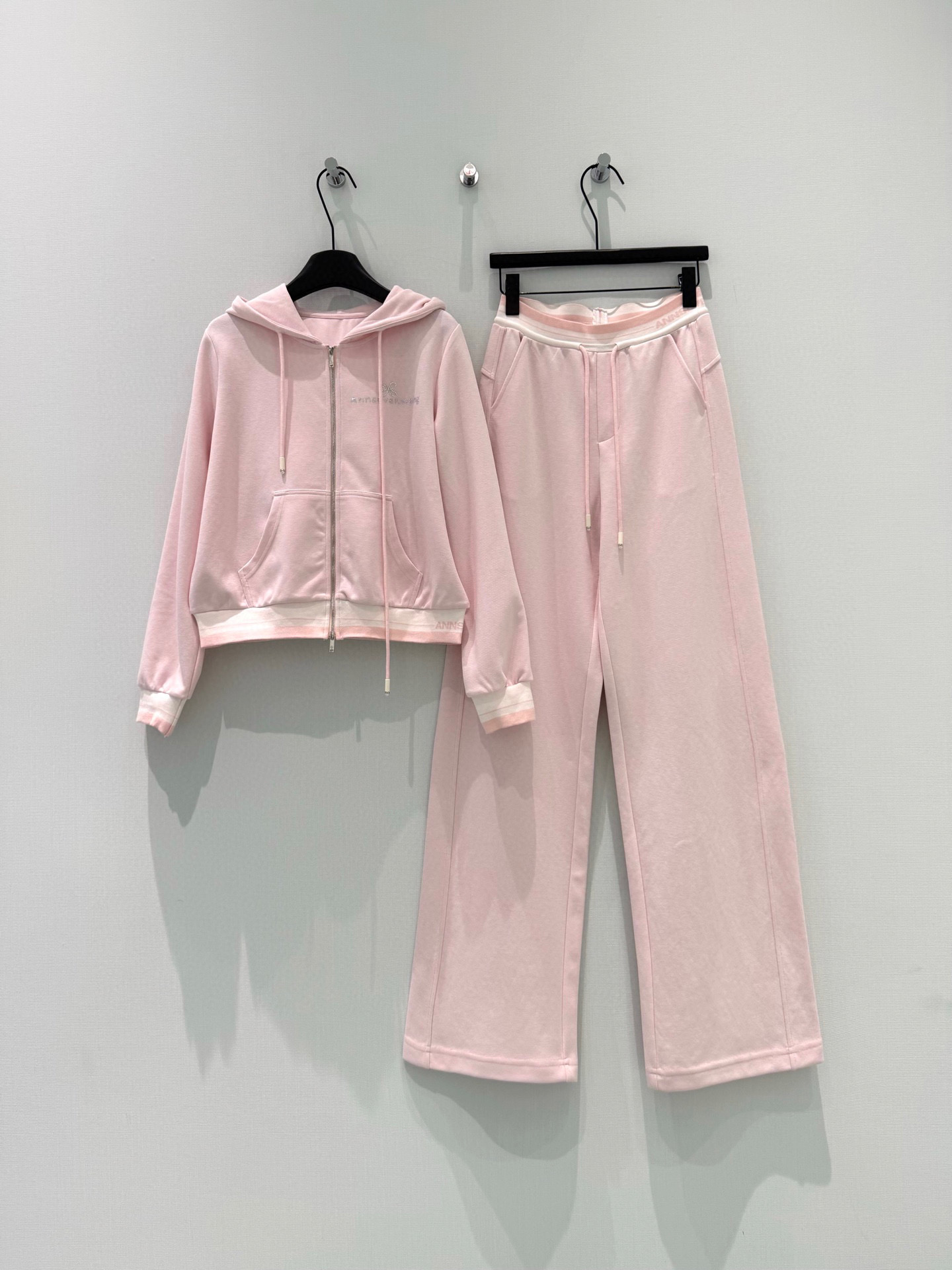 🛒𝐍𝐄𝐖 · 𝟐𝟎𝟐6/爆款现货设计师 原创｜26早春新品仿醋酸纤维织带字母套装！高端定制拉链卫衣外套，