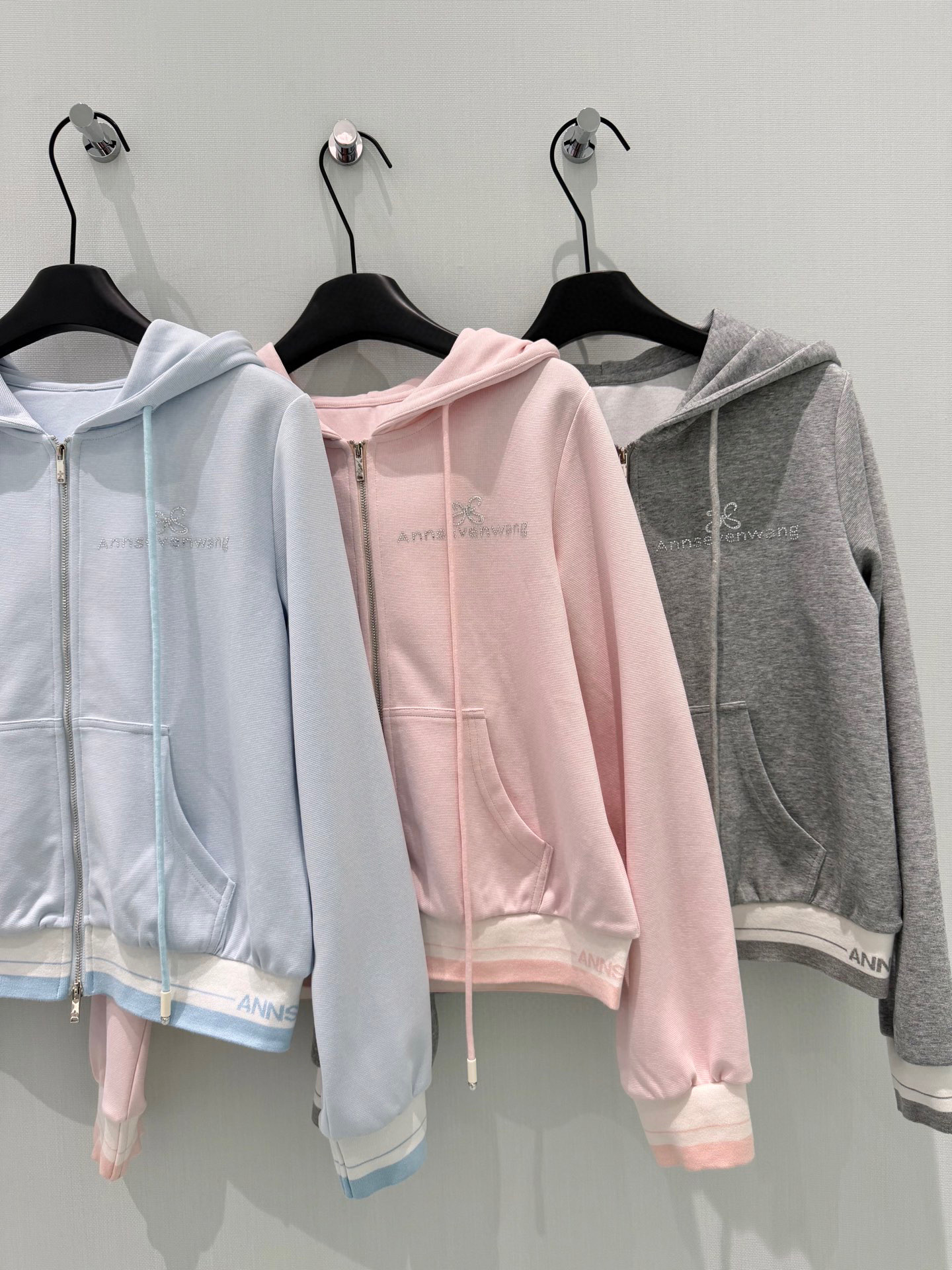 🛒𝐍𝐄𝐖 · 𝟐𝟎𝟐6/爆款现货设计师 原创｜26早春新品仿醋酸纤维织带字母套装！高端定制拉链卫衣外套，