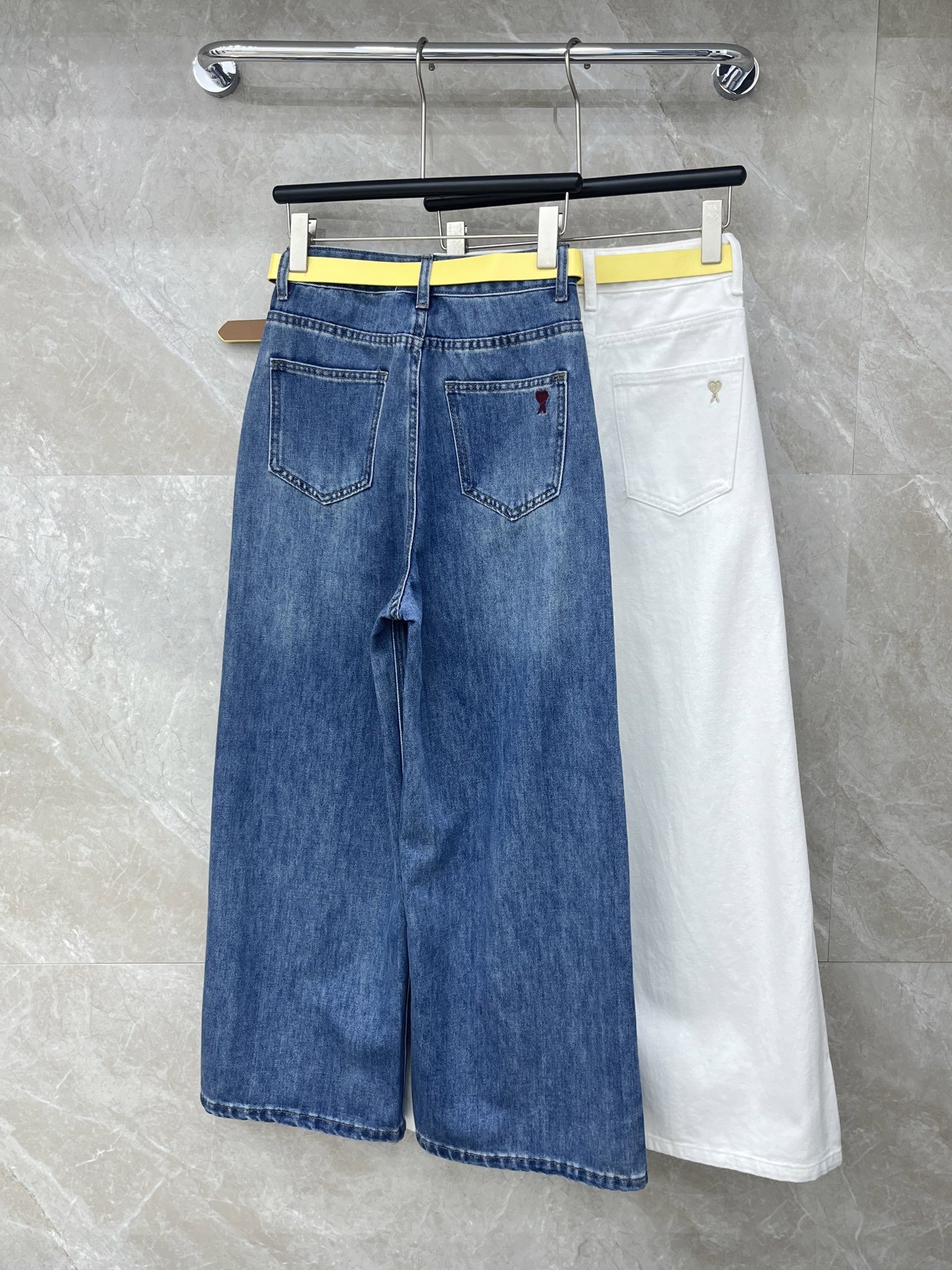 🛒𝐍𝐄𝐖 · 𝟐𝟎𝟐6/爆款现货设计师 原创｜女神同款腰带牛仔裤 这款牛仔裤选用优质面料，工艺洗水， 挺