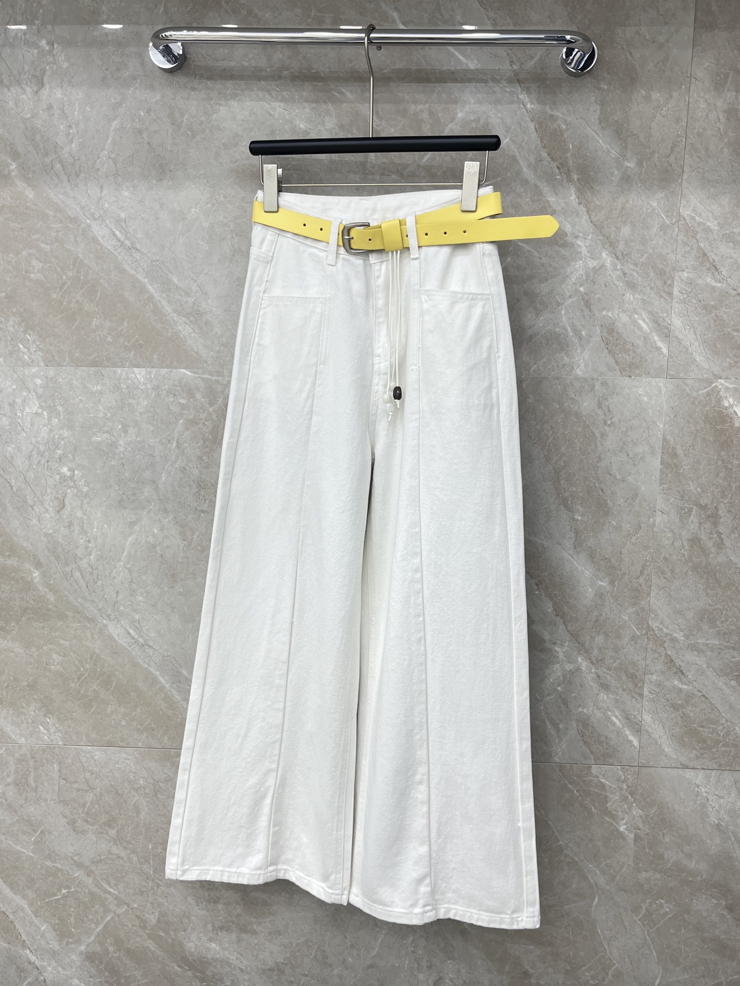 🛒𝐍𝐄𝐖 · 𝟐𝟎𝟐6/爆款现货设计师 原创｜女神同款腰带牛仔裤 这款牛仔裤选用优质面料，工艺洗水， 挺