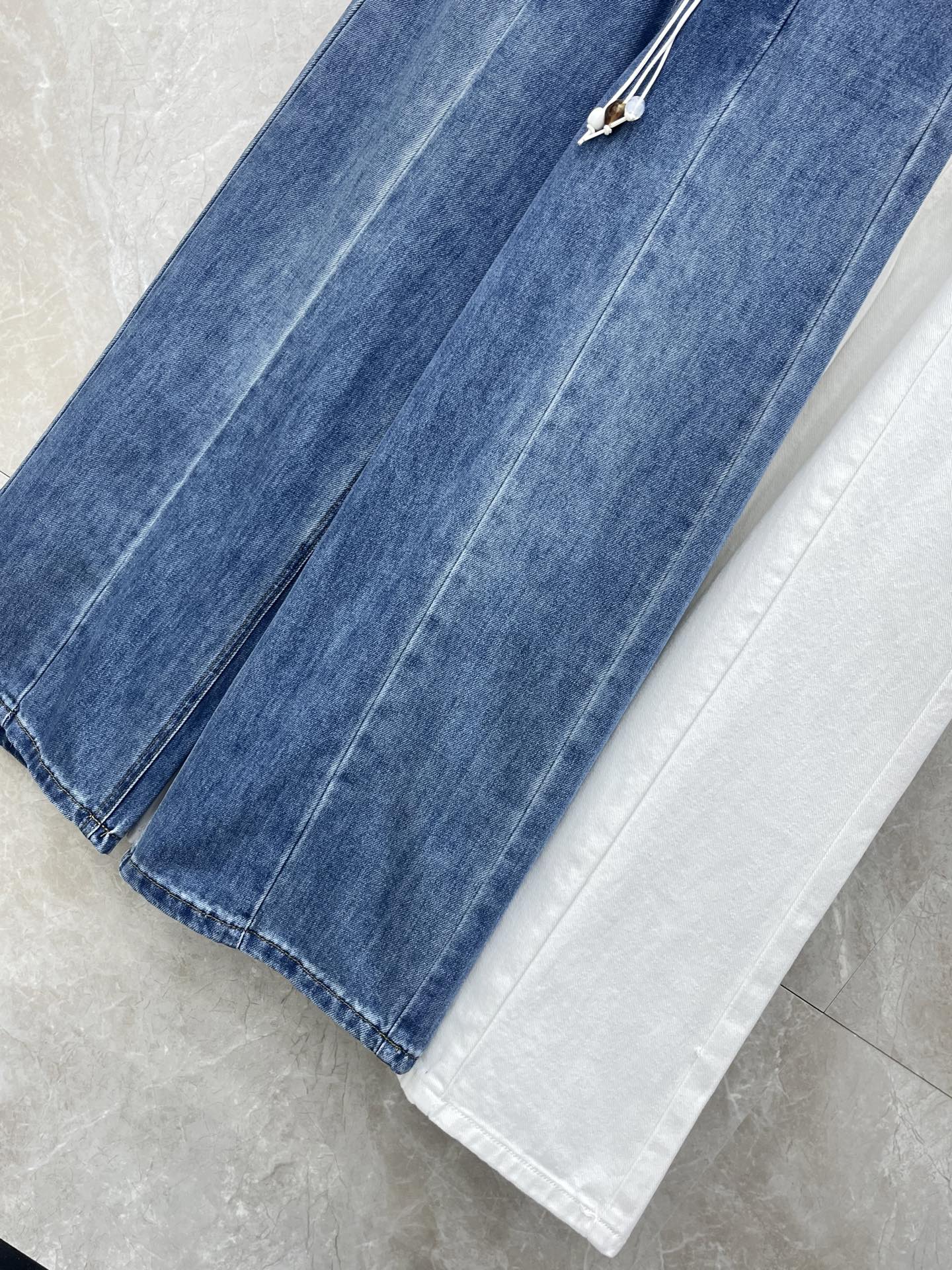 🛒𝐍𝐄𝐖 · 𝟐𝟎𝟐6/爆款现货设计师 原创｜女神同款腰带牛仔裤 这款牛仔裤选用优质面料，工艺洗水， 挺