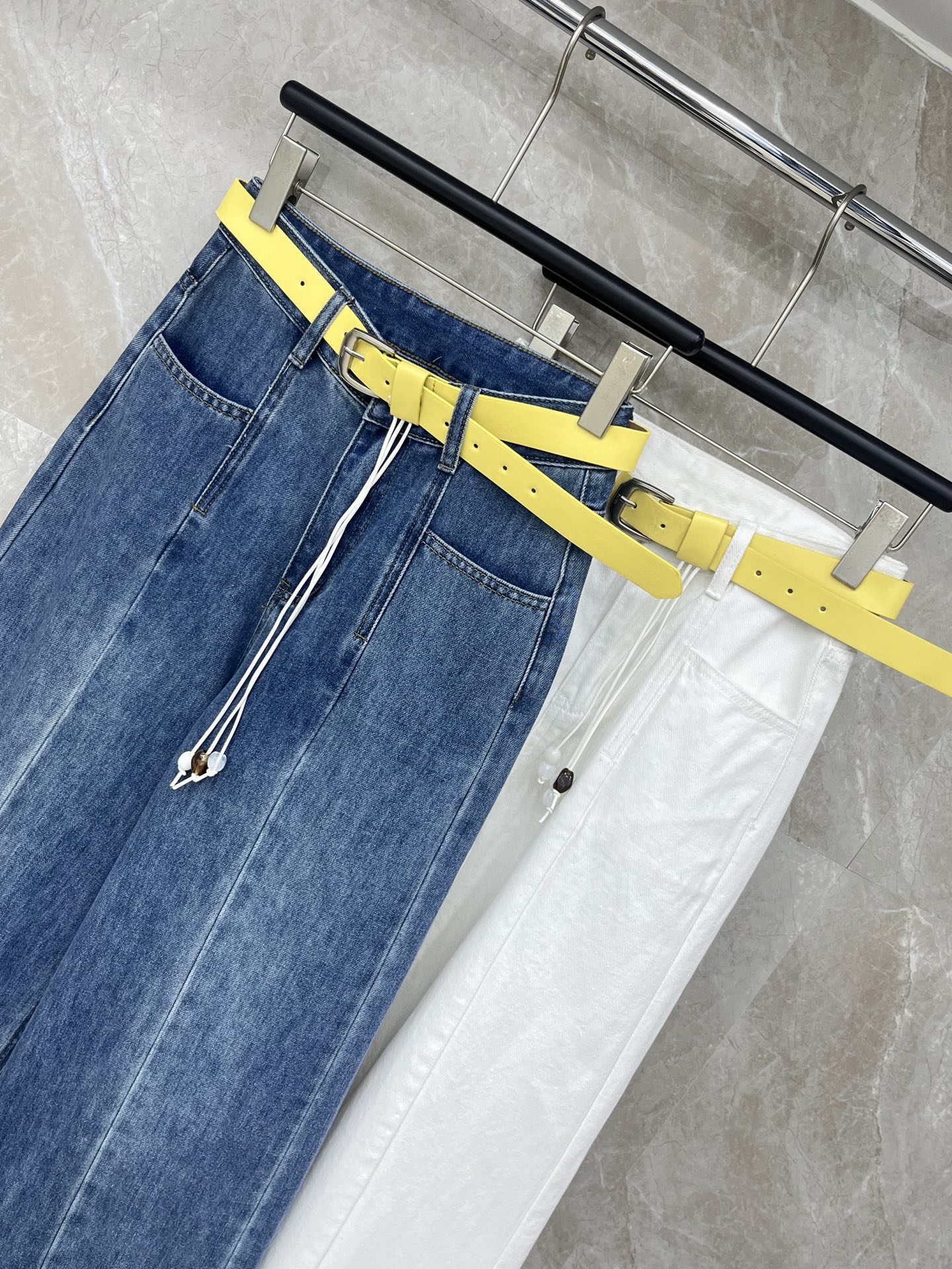 🛒𝐍𝐄𝐖 · 𝟐𝟎𝟐6/爆款现货设计师 原创｜女神同款腰带牛仔裤 这款牛仔裤选用优质面料，工艺洗水， 挺