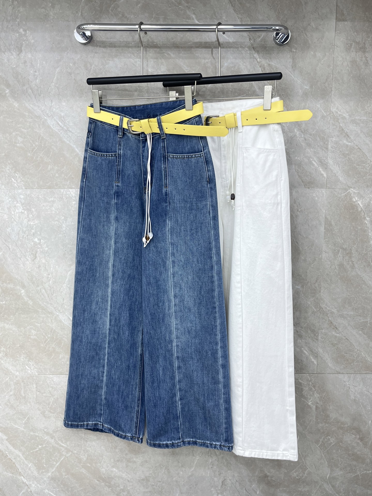 🛒𝐍𝐄𝐖 · 𝟐𝟎𝟐6/爆款现货设计师 原创｜女神同款腰带牛仔裤 这款牛仔裤选用优质面料，工艺洗水， 挺