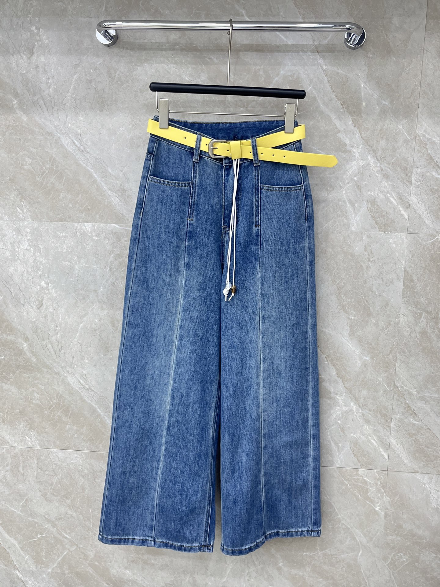 🛒𝐍𝐄𝐖 · 𝟐𝟎𝟐6/爆款现货设计师 原创｜女神同款腰带牛仔裤 这款牛仔裤选用优质面料，工艺洗水， 挺