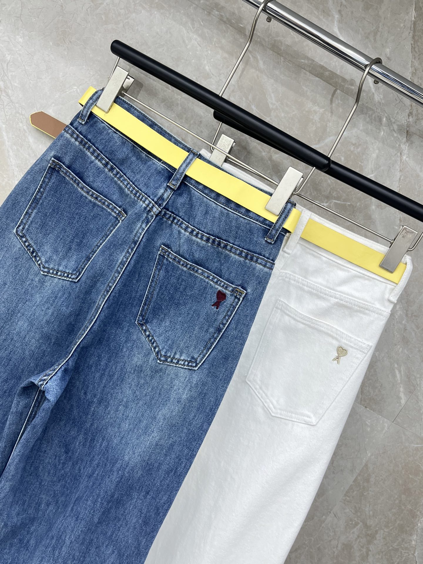 🛒𝐍𝐄𝐖 · 𝟐𝟎𝟐6/爆款现货设计师 原创｜女神同款腰带牛仔裤 这款牛仔裤选用优质面料，工艺洗水， 挺