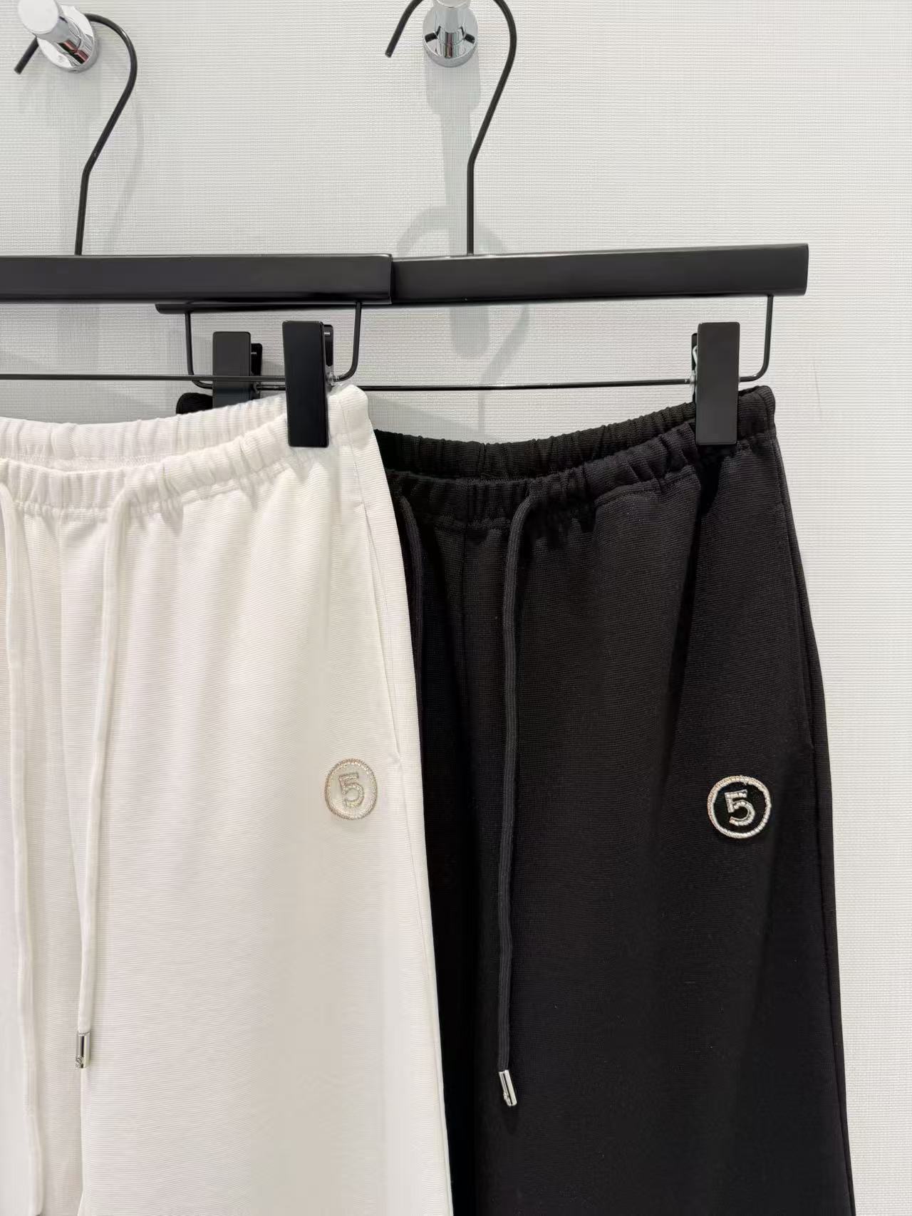 🛒𝐍𝐄𝐖 · 𝟐𝟎𝟐5/爆款现货原单品质 设计师｜天丝棉手工订珠休闲裤百搭爆款 这款裤子选用优质面料，工