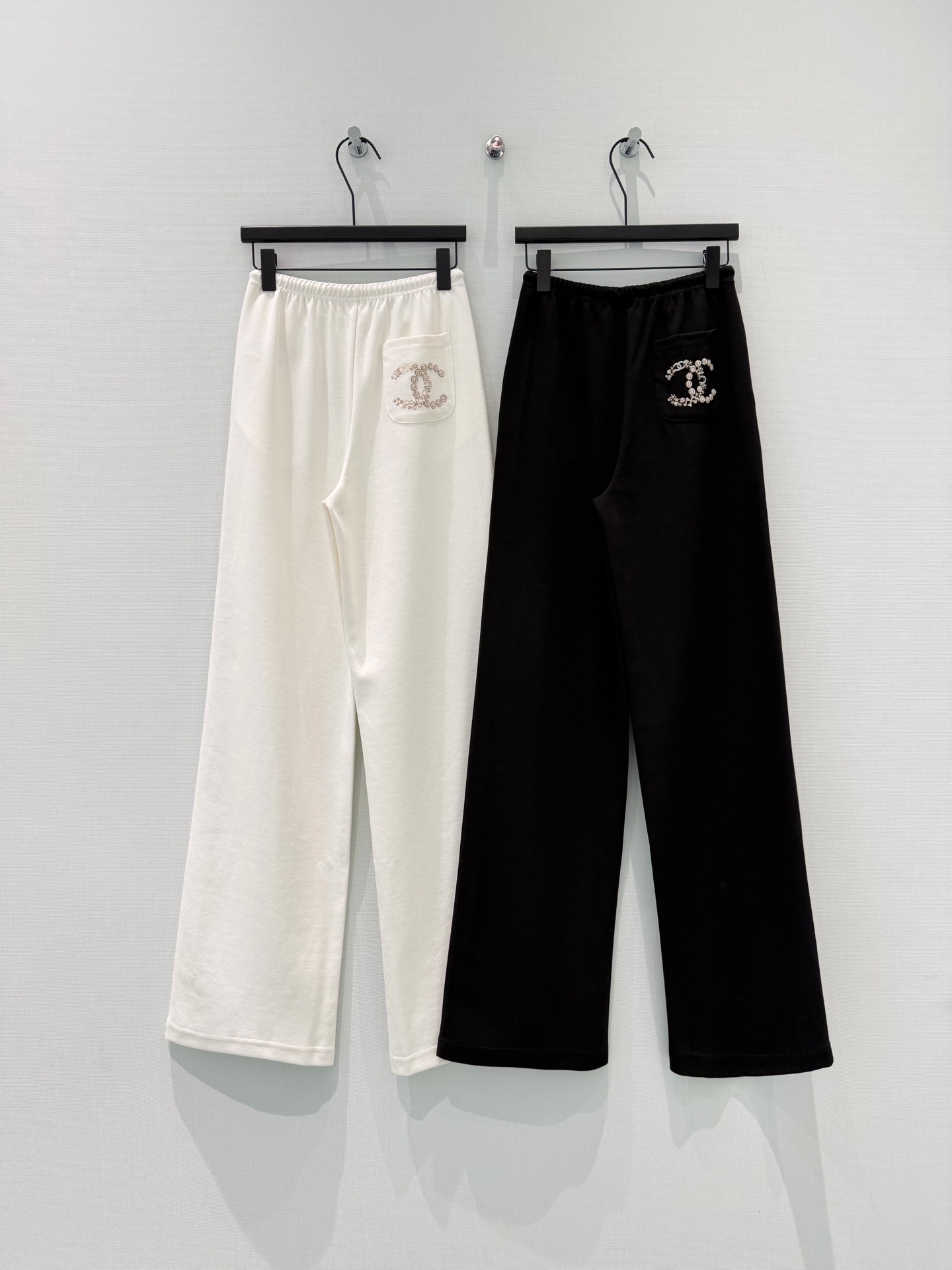 🛒𝐍𝐄𝐖 · 𝟐𝟎𝟐5/爆款现货原单品质 设计师｜天丝棉手工订珠休闲裤百搭爆款 这款裤子选用优质面料，工