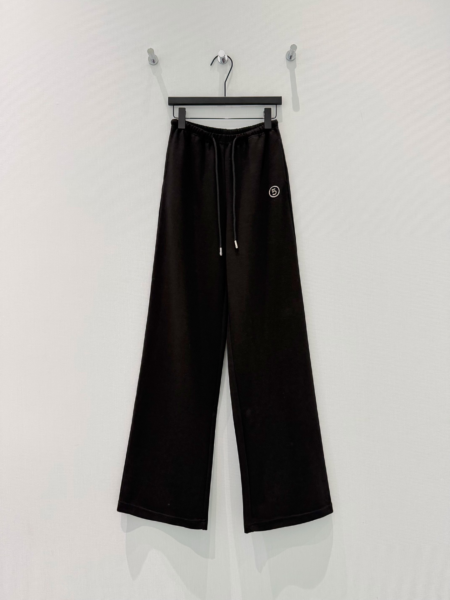 🛒𝐍𝐄𝐖 · 𝟐𝟎𝟐5/爆款现货原单品质 设计师｜天丝棉手工订珠休闲裤百搭爆款 这款裤子选用优质面料，工