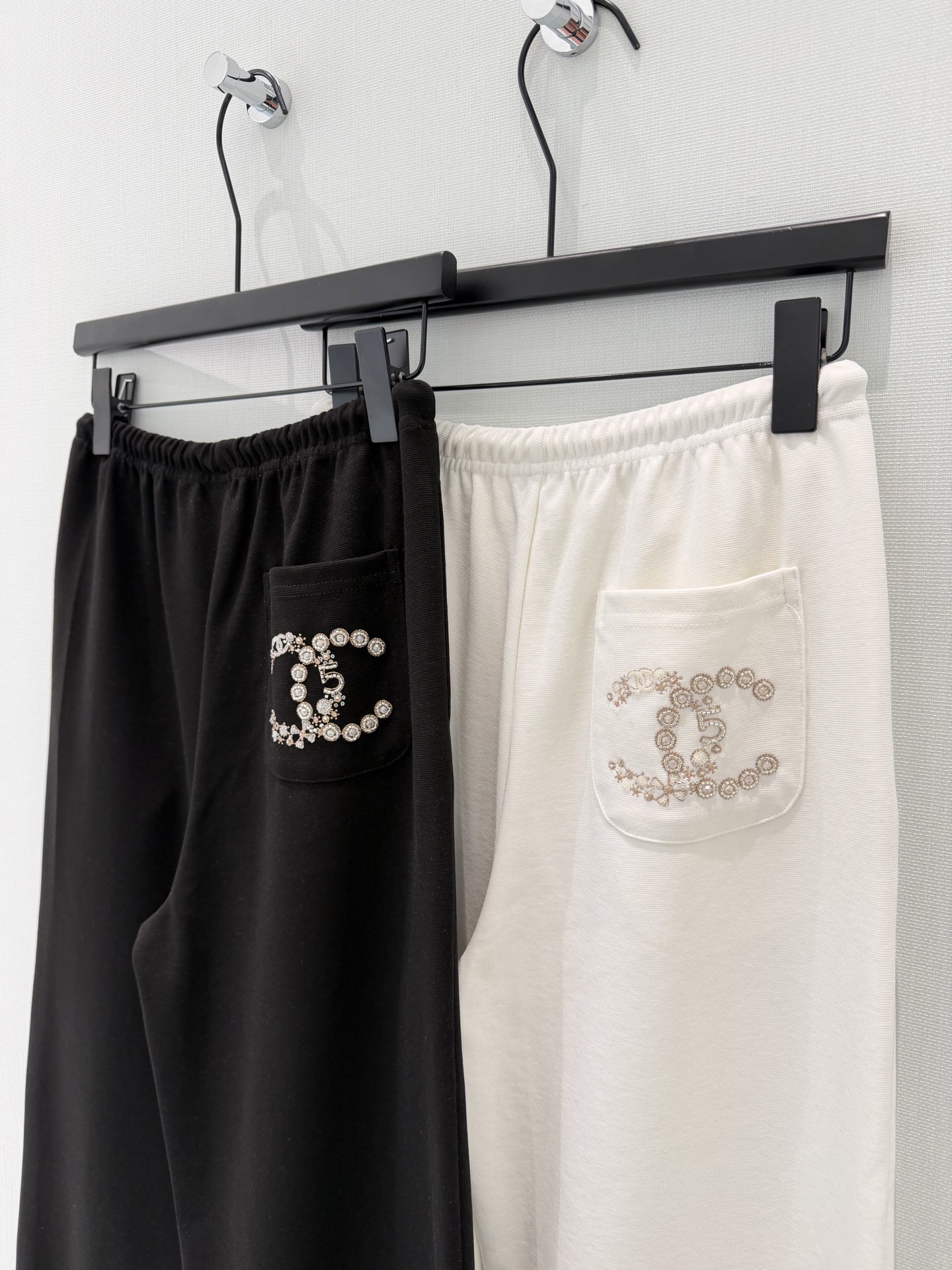 🛒𝐍𝐄𝐖 · 𝟐𝟎𝟐5/爆款现货原单品质 设计师｜天丝棉手工订珠休闲裤百搭爆款 这款裤子选用优质面料，工