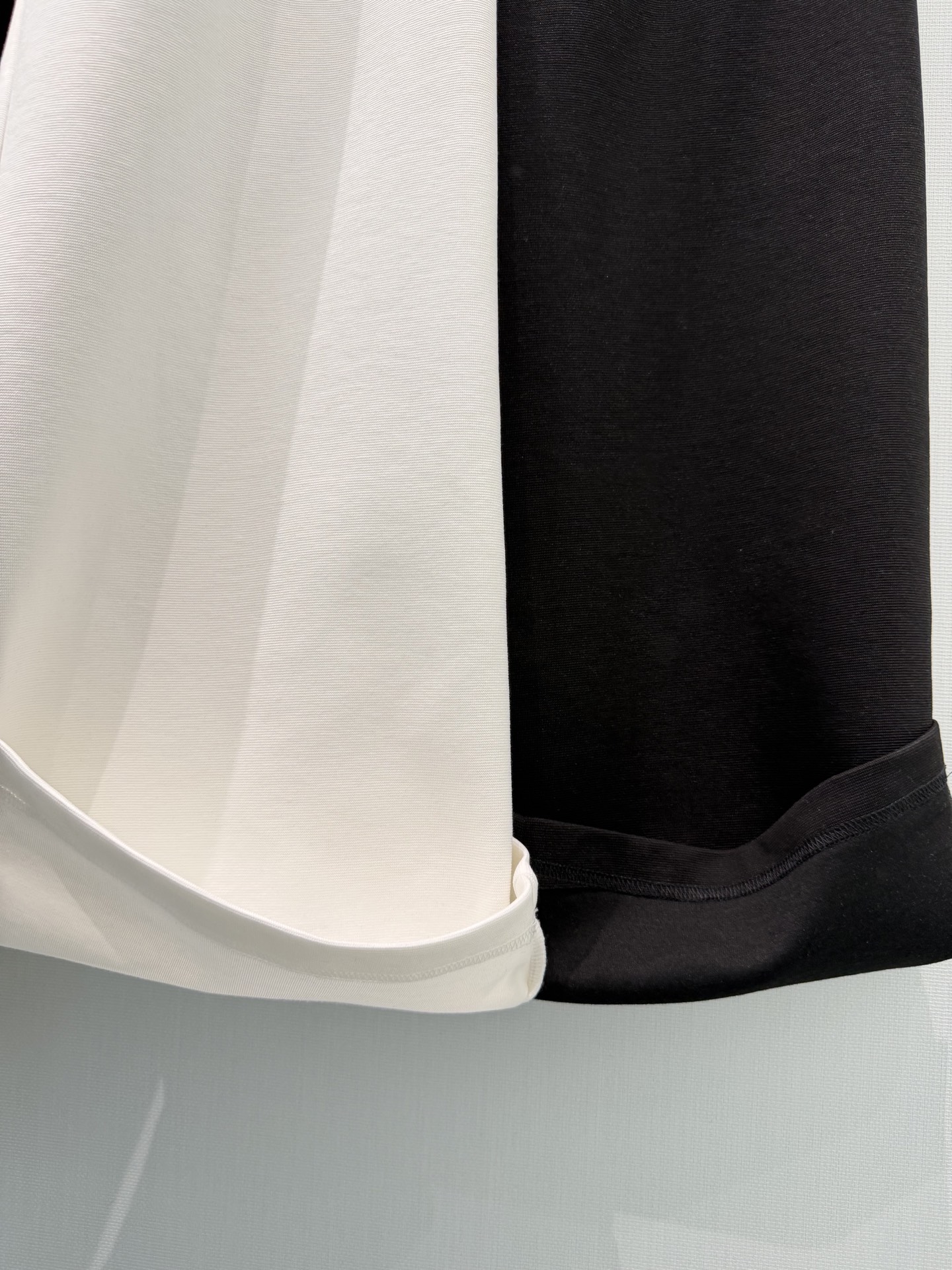 🛒𝐍𝐄𝐖 · 𝟐𝟎𝟐5/爆款现货原单品质 设计师｜天丝棉手工订珠休闲裤百搭爆款 这款裤子选用优质面料，工