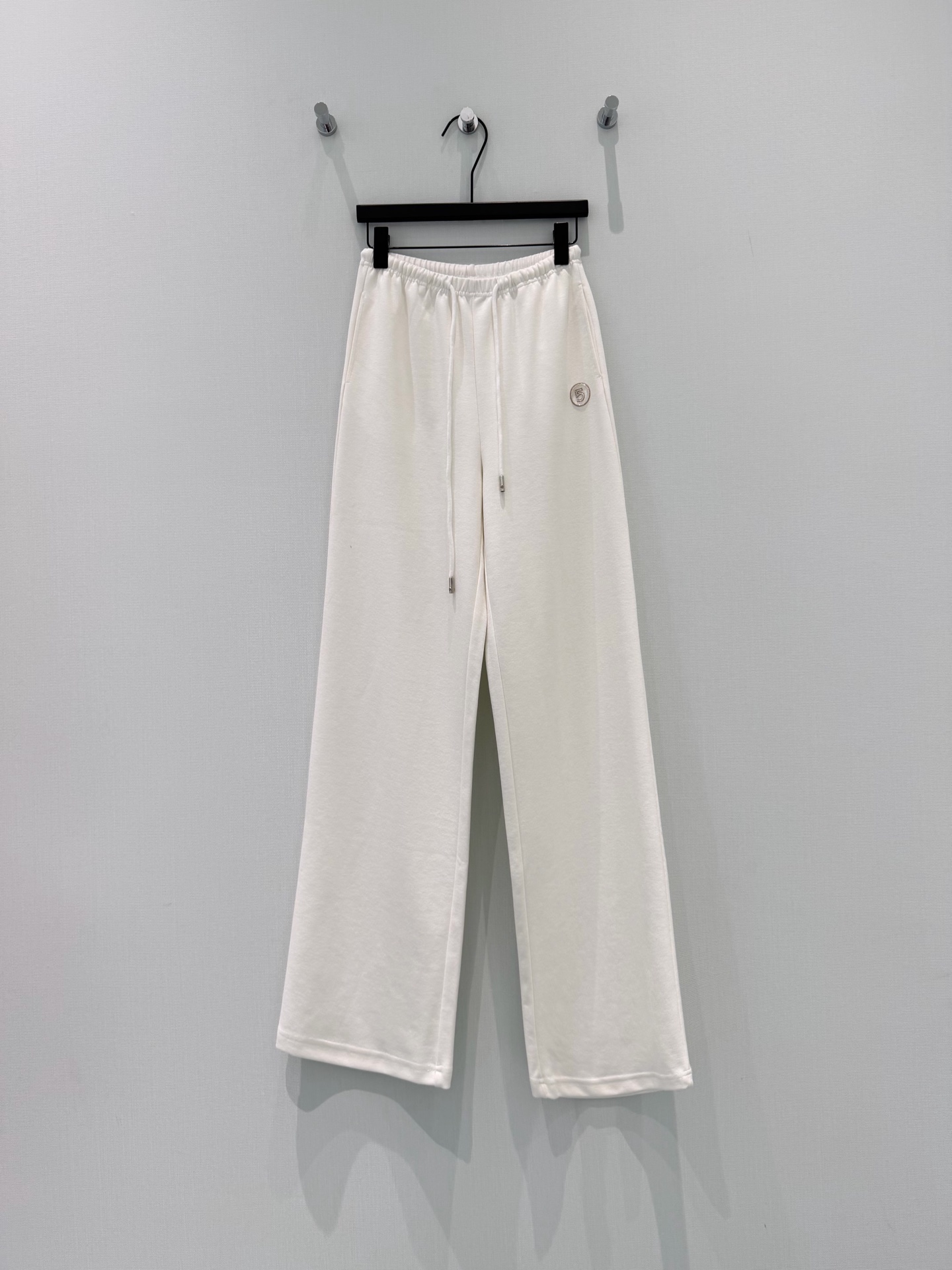 🛒𝐍𝐄𝐖 · 𝟐𝟎𝟐5/爆款现货原单品质 设计师｜天丝棉手工订珠休闲裤百搭爆款 这款裤子选用优质面料，工