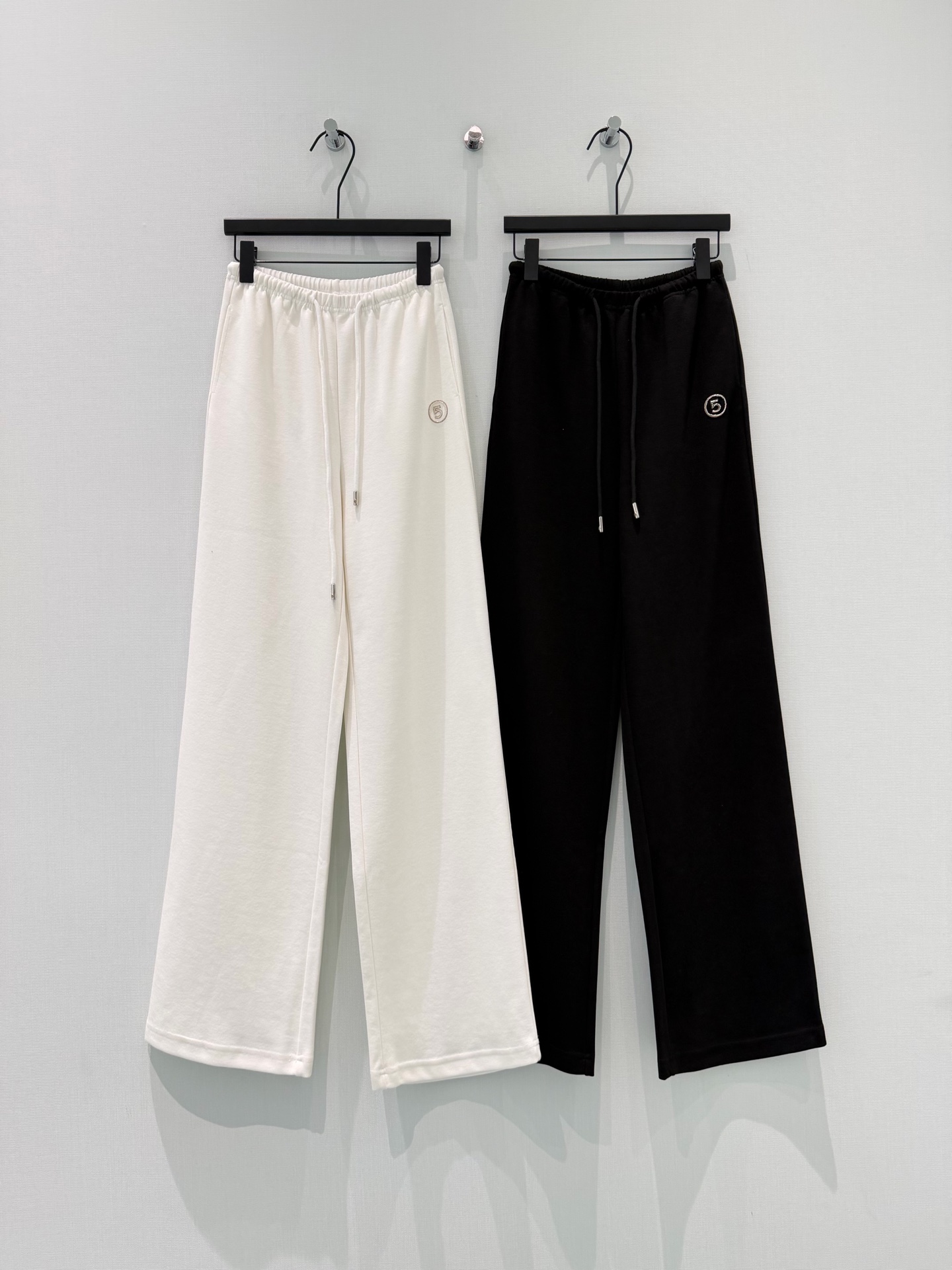 🛒𝐍𝐄𝐖 · 𝟐𝟎𝟐5/爆款现货原单品质 设计师｜天丝棉手工订珠休闲裤百搭爆款 这款裤子选用优质面料，工