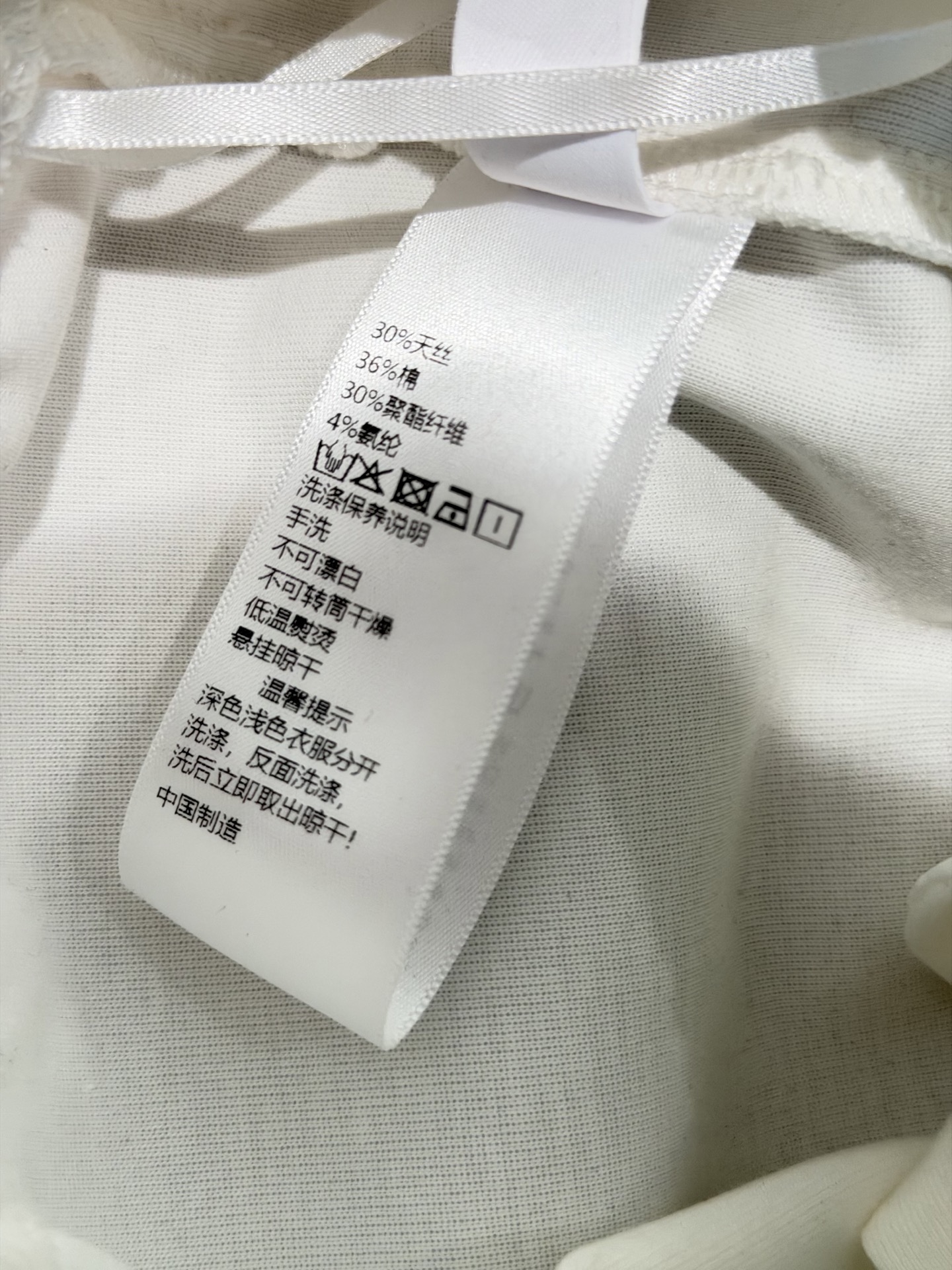 🛒𝐍𝐄𝐖 · 𝟐𝟎𝟐5/爆款现货原单品质 设计师｜天丝棉手工订珠休闲裤百搭爆款 这款裤子选用优质面料，工