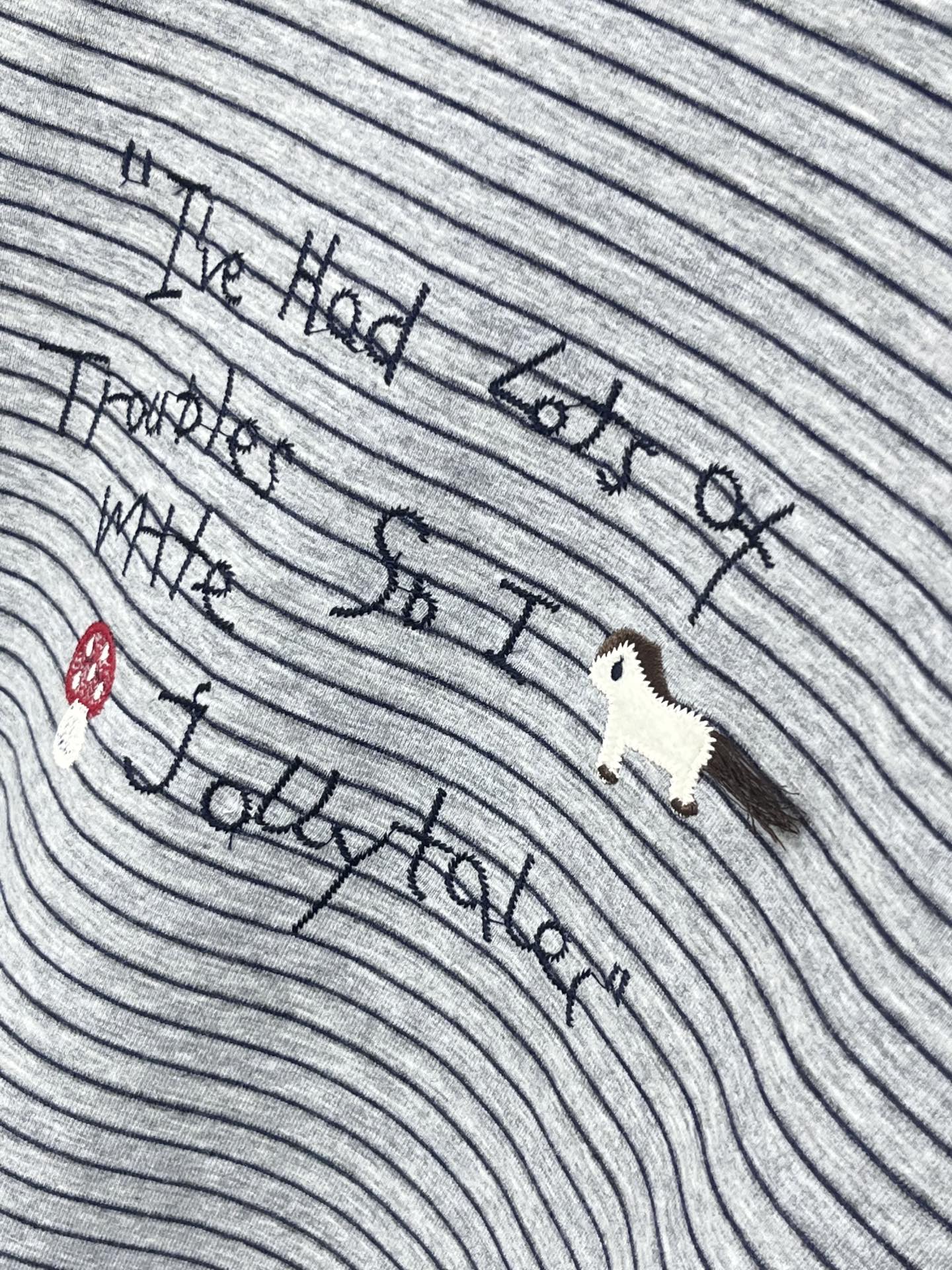 🛒𝐍𝐄𝐖 · 𝟐𝟎𝟐6/爆款现货【春夏上新】 小众｜2026新款精致刺绣多工艺条纹T恤云感舒适 上身的触