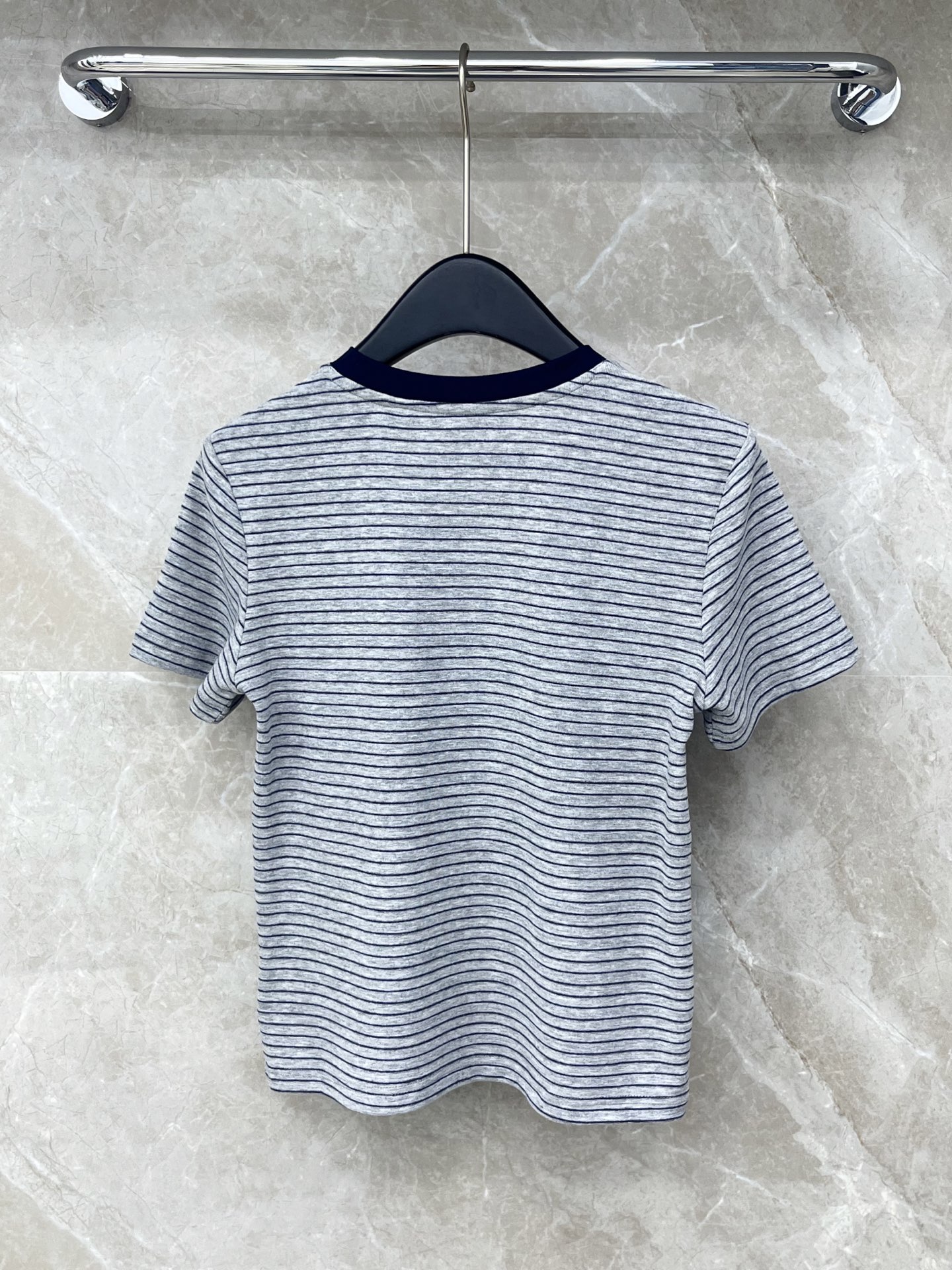 🛒𝐍𝐄𝐖 · 𝟐𝟎𝟐6/爆款现货【春夏上新】 小众｜2026新款精致刺绣多工艺条纹T恤云感舒适 上身的触