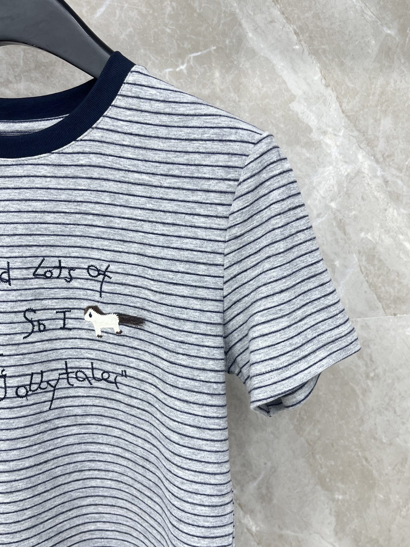 🛒𝐍𝐄𝐖 · 𝟐𝟎𝟐6/爆款现货【春夏上新】 小众｜2026新款精致刺绣多工艺条纹T恤云感舒适 上身的触