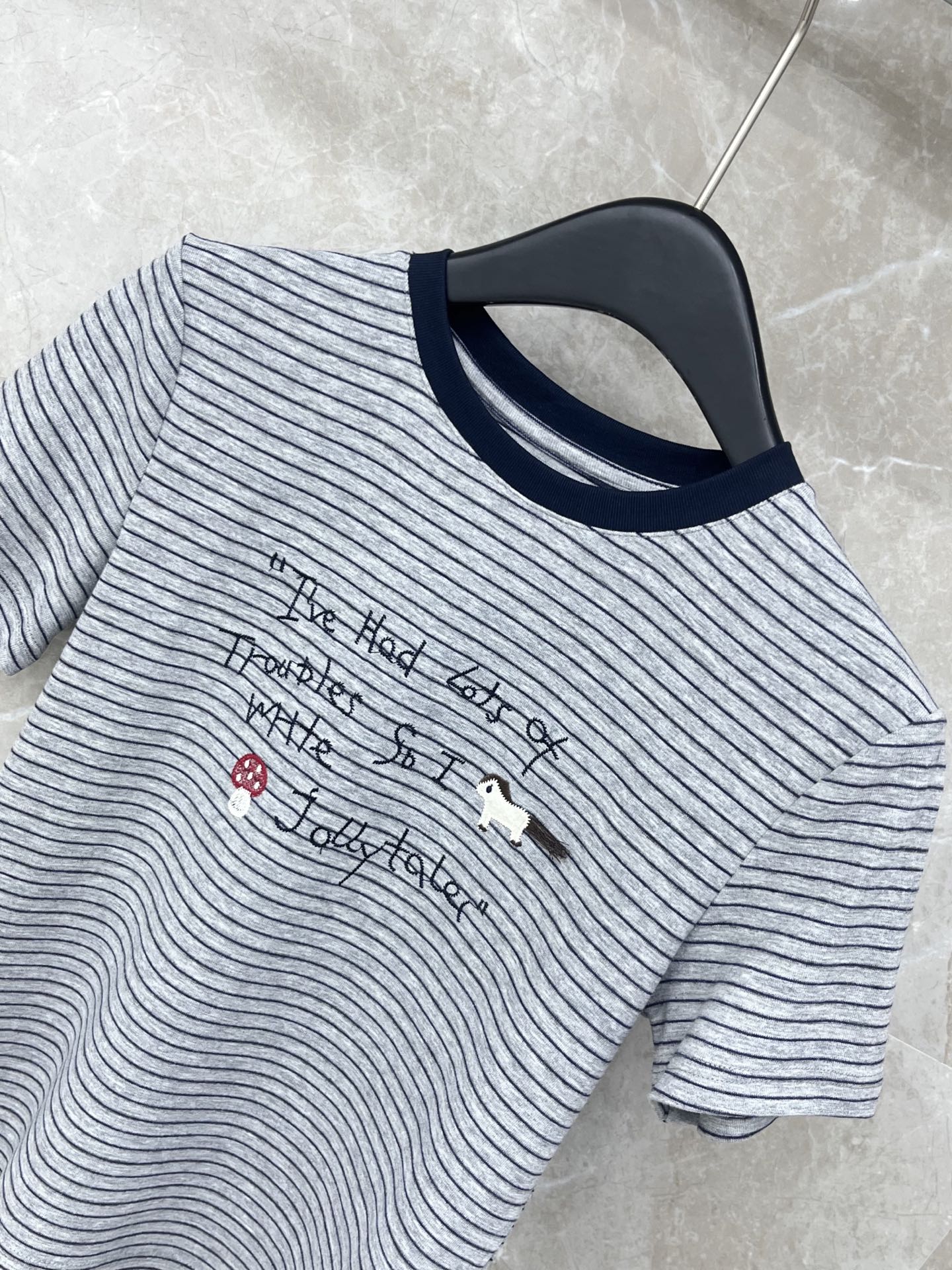 🛒𝐍𝐄𝐖 · 𝟐𝟎𝟐6/爆款现货【春夏上新】 小众｜2026新款精致刺绣多工艺条纹T恤云感舒适 上身的触