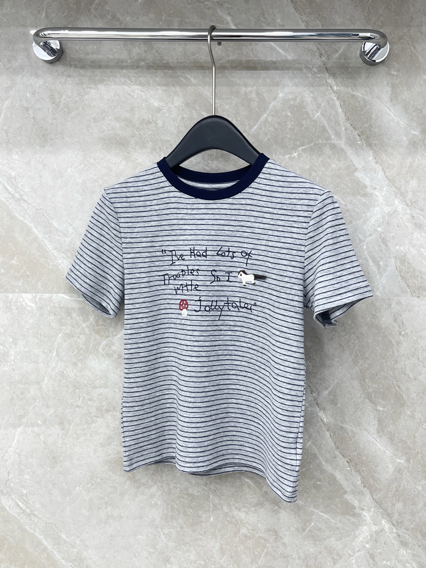 🛒𝐍𝐄𝐖 · 𝟐𝟎𝟐6/爆款现货【春夏上新】 小众｜2026新款精致刺绣多工艺条纹T恤云感舒适 上身的触