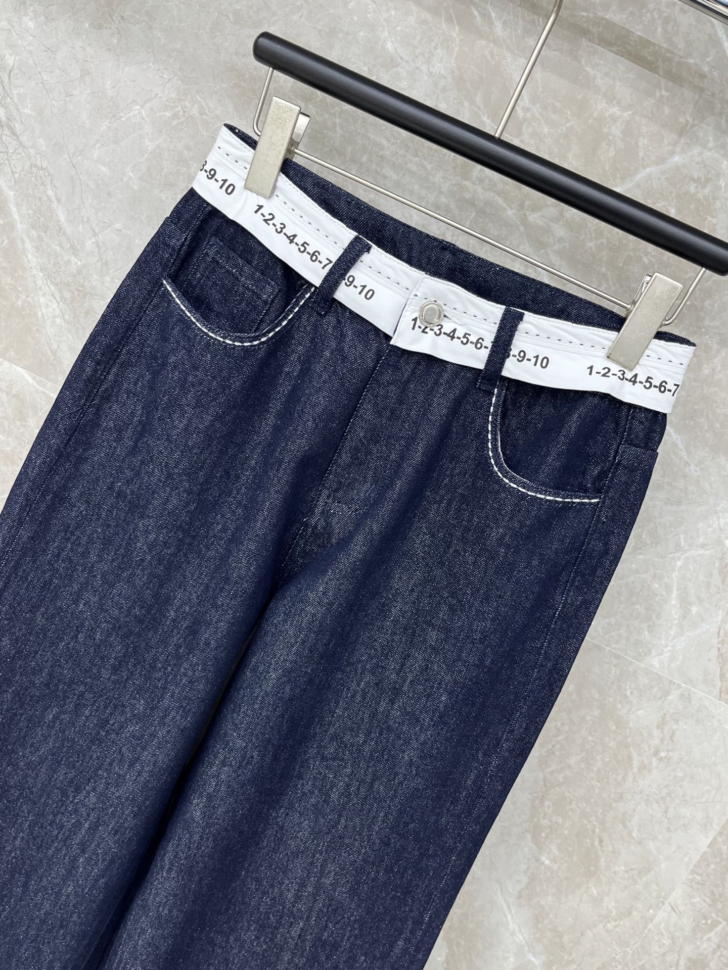 🛒𝐍𝐄𝐖 · 𝟐𝟎𝟐6/爆款现货【早春新款】MM6｜撞色拼接数字腰头牛仔裤✅ 版型开挂高腰+阔腿设计，把