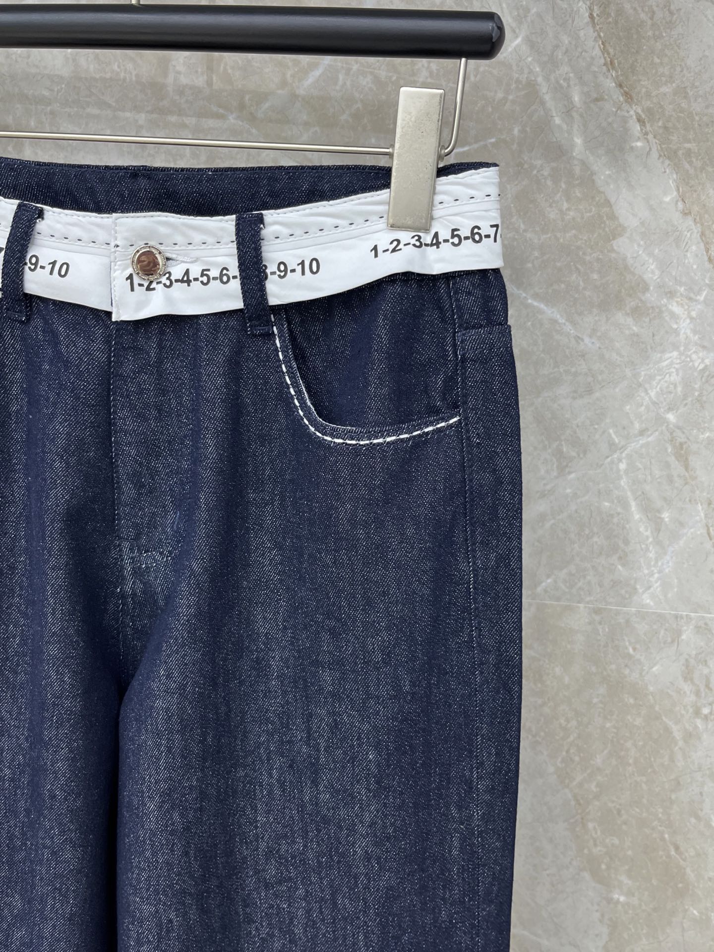 🛒𝐍𝐄𝐖 · 𝟐𝟎𝟐6/爆款现货【早春新款】MM6｜撞色拼接数字腰头牛仔裤✅ 版型开挂高腰+阔腿设计，把