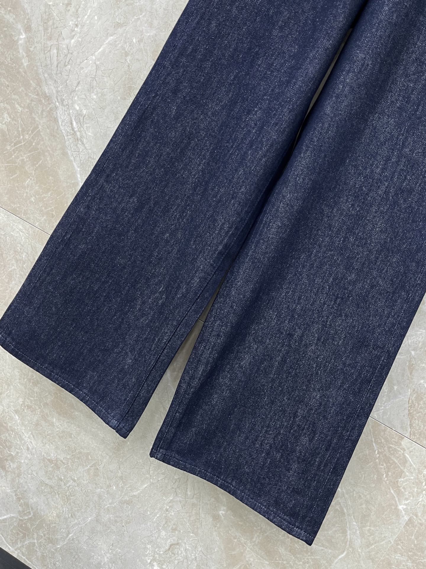 🛒𝐍𝐄𝐖 · 𝟐𝟎𝟐6/爆款现货【早春新款】MM6｜撞色拼接数字腰头牛仔裤✅ 版型开挂高腰+阔腿设计，把