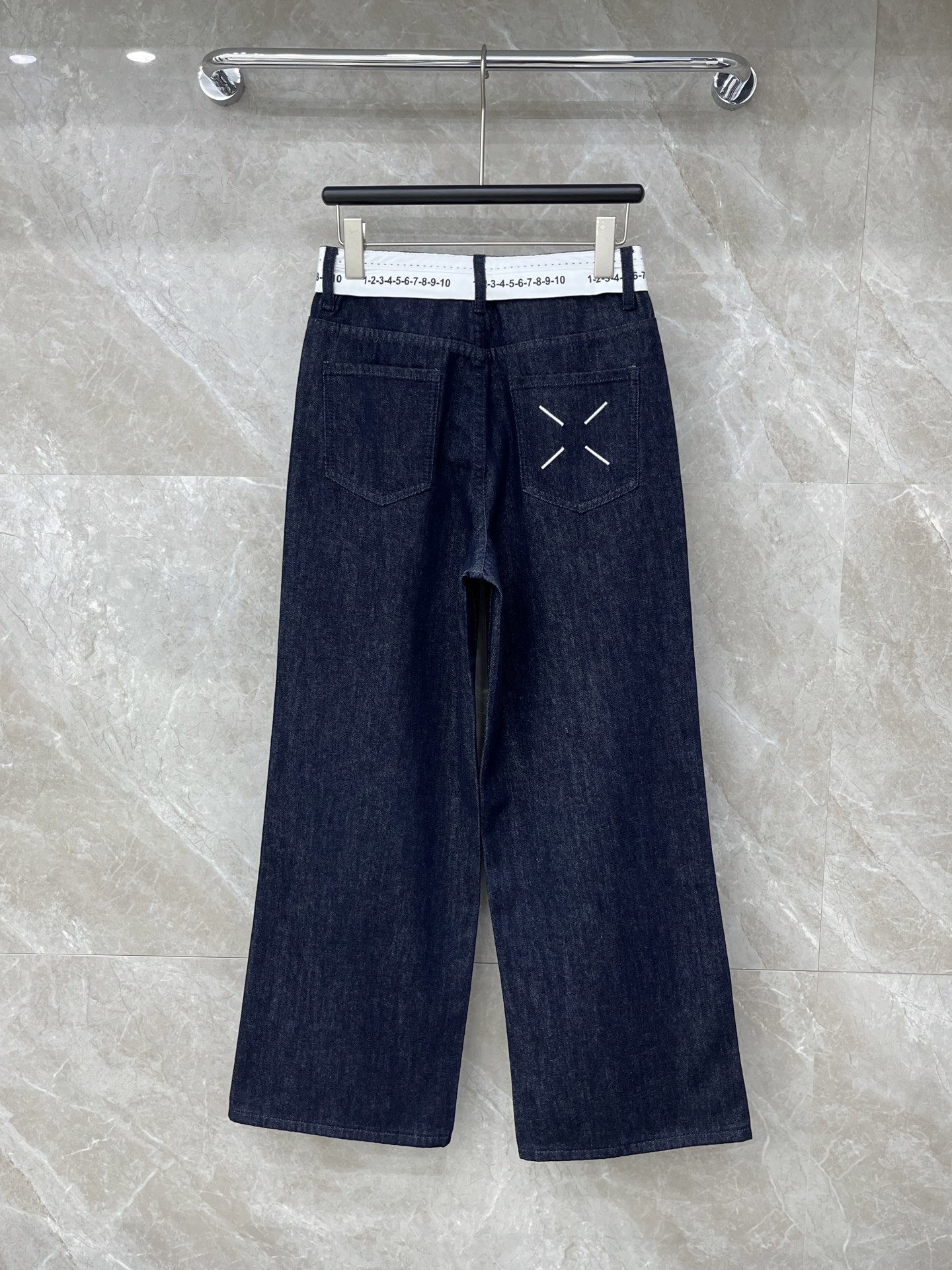 🛒𝐍𝐄𝐖 · 𝟐𝟎𝟐6/爆款现货【早春新款】MM6｜撞色拼接数字腰头牛仔裤✅ 版型开挂高腰+阔腿设计，把