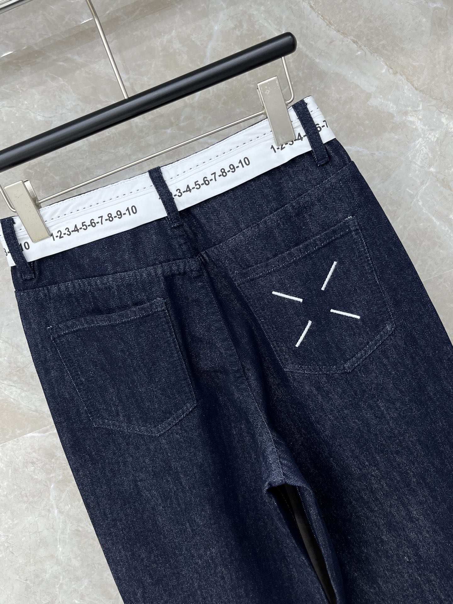 🛒𝐍𝐄𝐖 · 𝟐𝟎𝟐6/爆款现货【早春新款】MM6｜撞色拼接数字腰头牛仔裤✅ 版型开挂高腰+阔腿设计，把