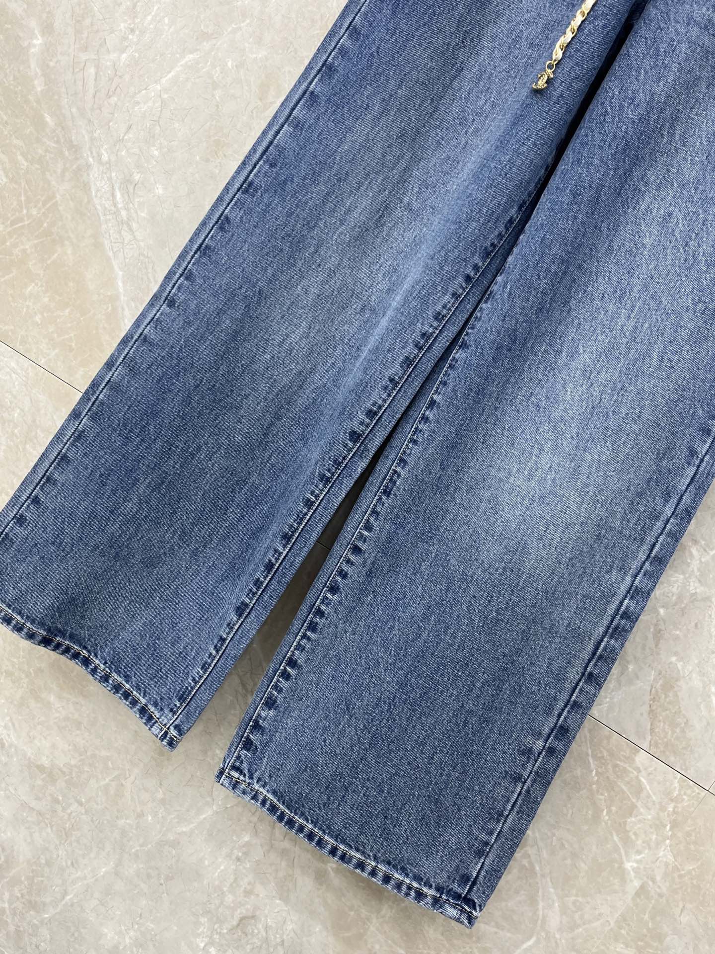 🛒𝐍𝐄𝐖 · 𝟐𝟎𝟐6/爆款现货【早春新款】原创｜小香风菱格阔腿牛仔裤▪️ 复古做旧蓝牛仔面料，软而有骨