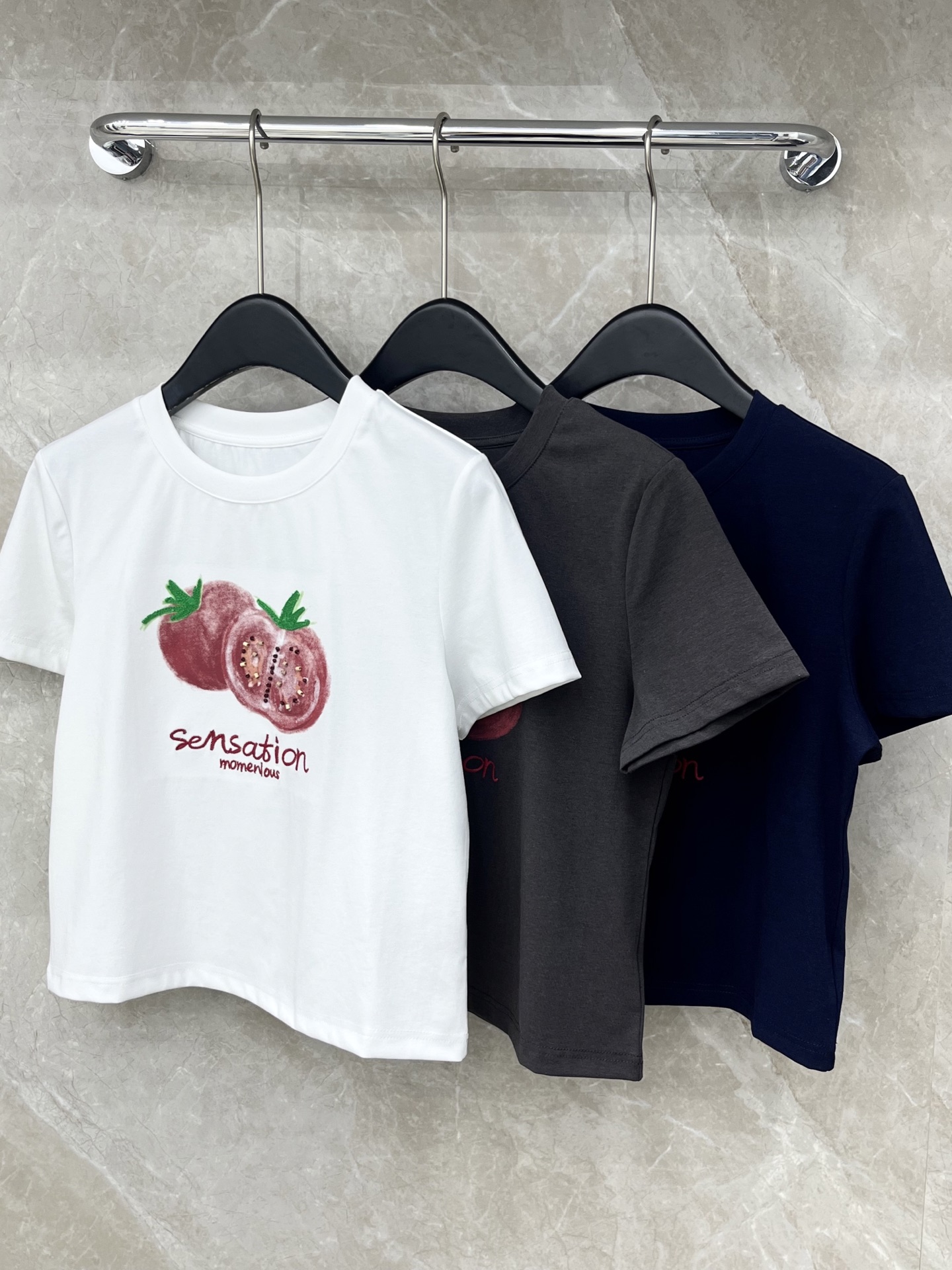 🛒𝐍𝐄𝐖 · 𝟐𝟎𝟐6/爆款现货原单品质 小众*｜26新品印花订珠短袖T恤精致小版型上身巨显瘦！弹力大定