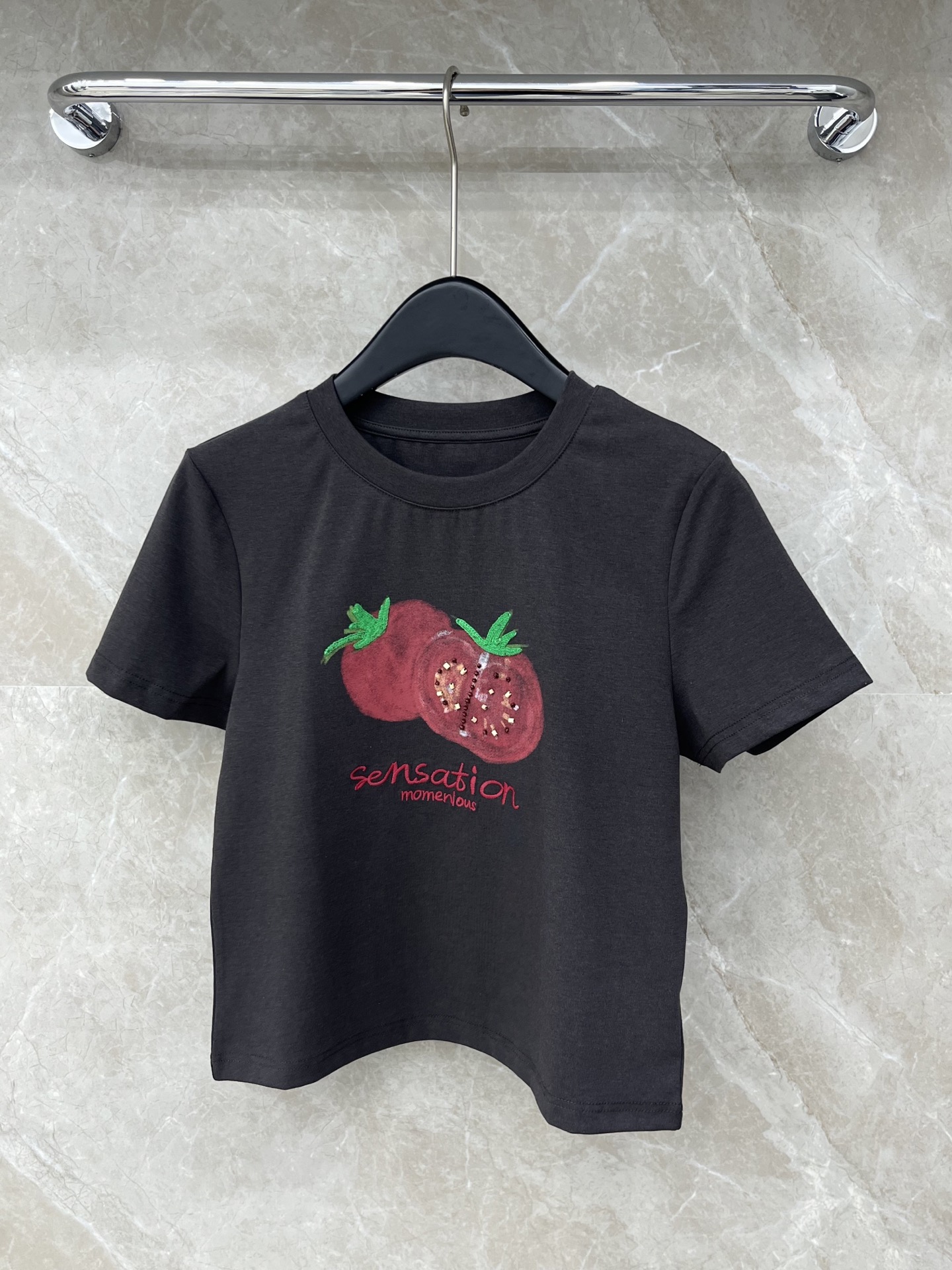 🛒𝐍𝐄𝐖 · 𝟐𝟎𝟐6/爆款现货原单品质 小众*｜26新品印花订珠短袖T恤精致小版型上身巨显瘦！弹力大定