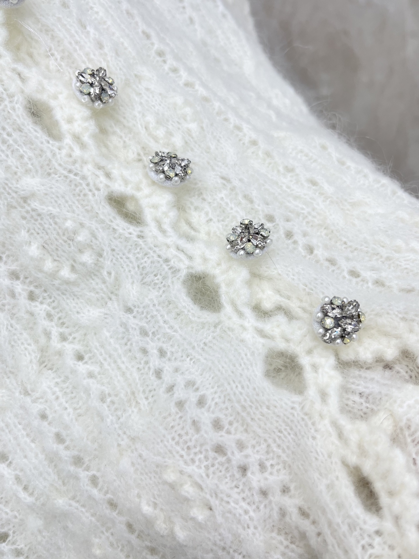 🛒𝐍𝐄𝐖 · 𝟐𝟎𝟐6/爆款现货原单品质 小众*｜2026新品长袖镂空钻扣马海毛开衫抽绳设计 软糯舒适，