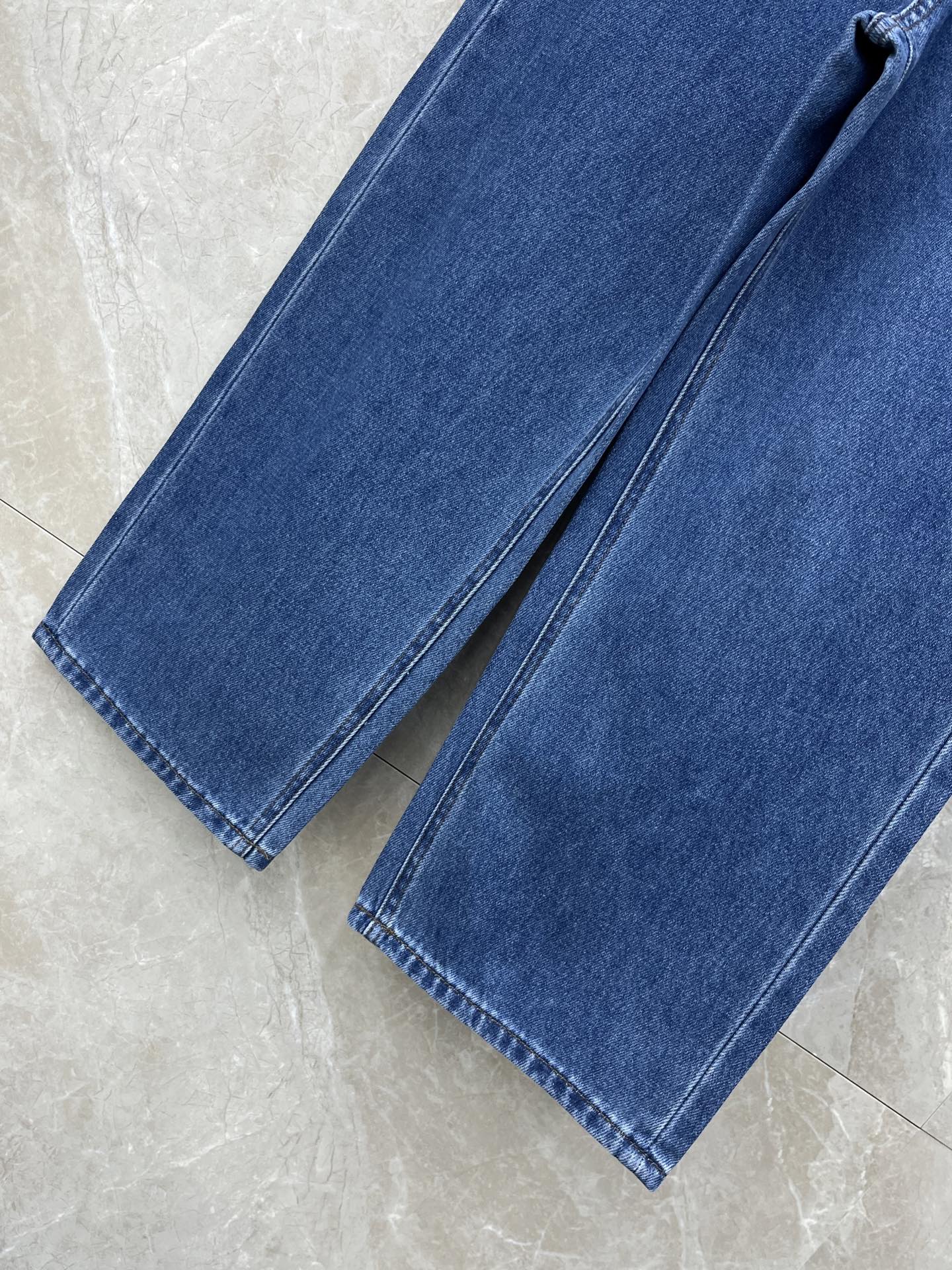 🛒𝐍𝐄𝐖 · 𝟐𝟎𝟐6/爆款现货设计师 原创｜🆕26新款双口袋重工压花牛仔裤爆单款 气质女神必入重工手工