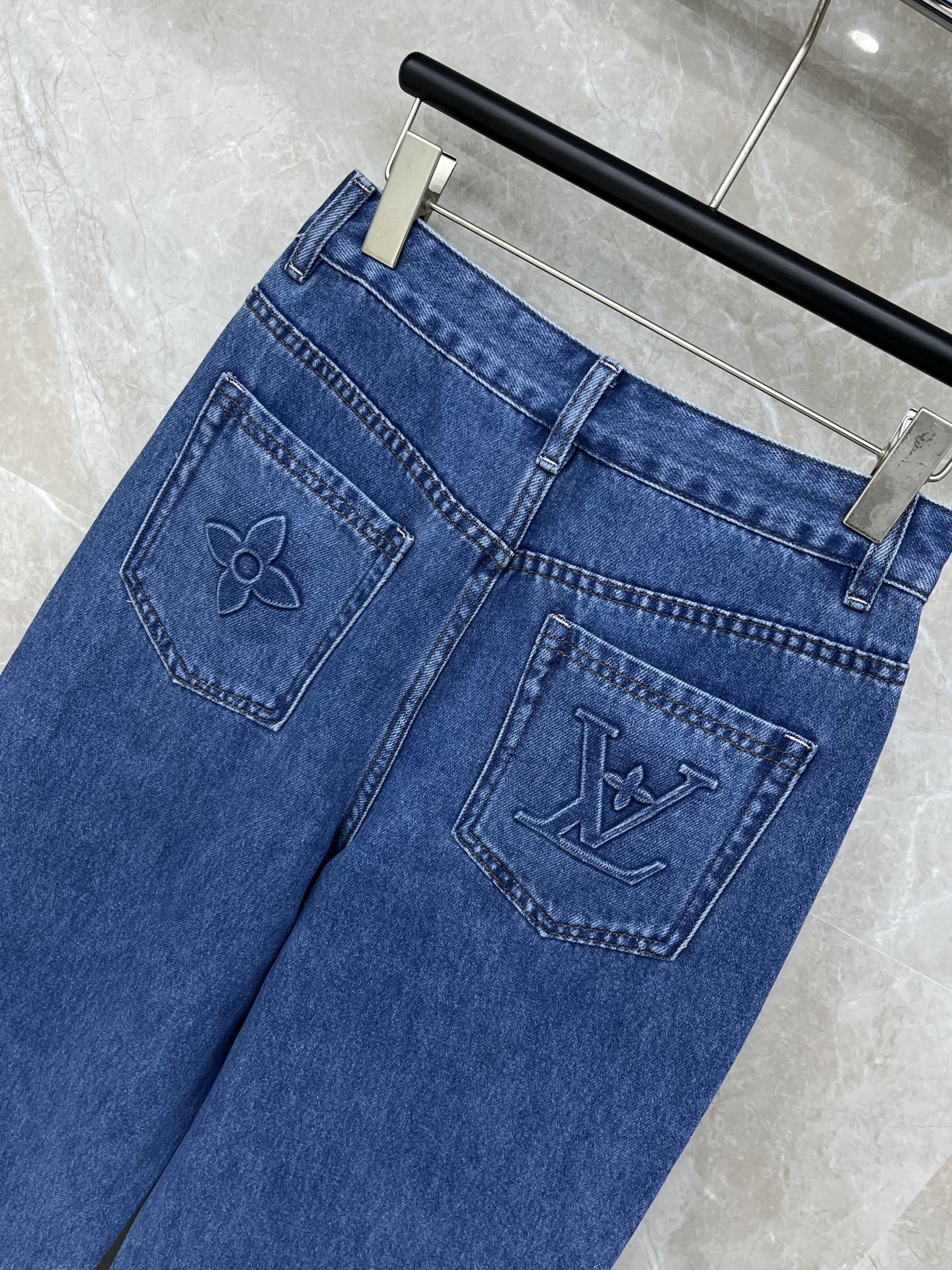 🛒𝐍𝐄𝐖 · 𝟐𝟎𝟐6/爆款现货设计师 原创｜🆕26新款双口袋重工压花牛仔裤爆单款 气质女神必入重工手工