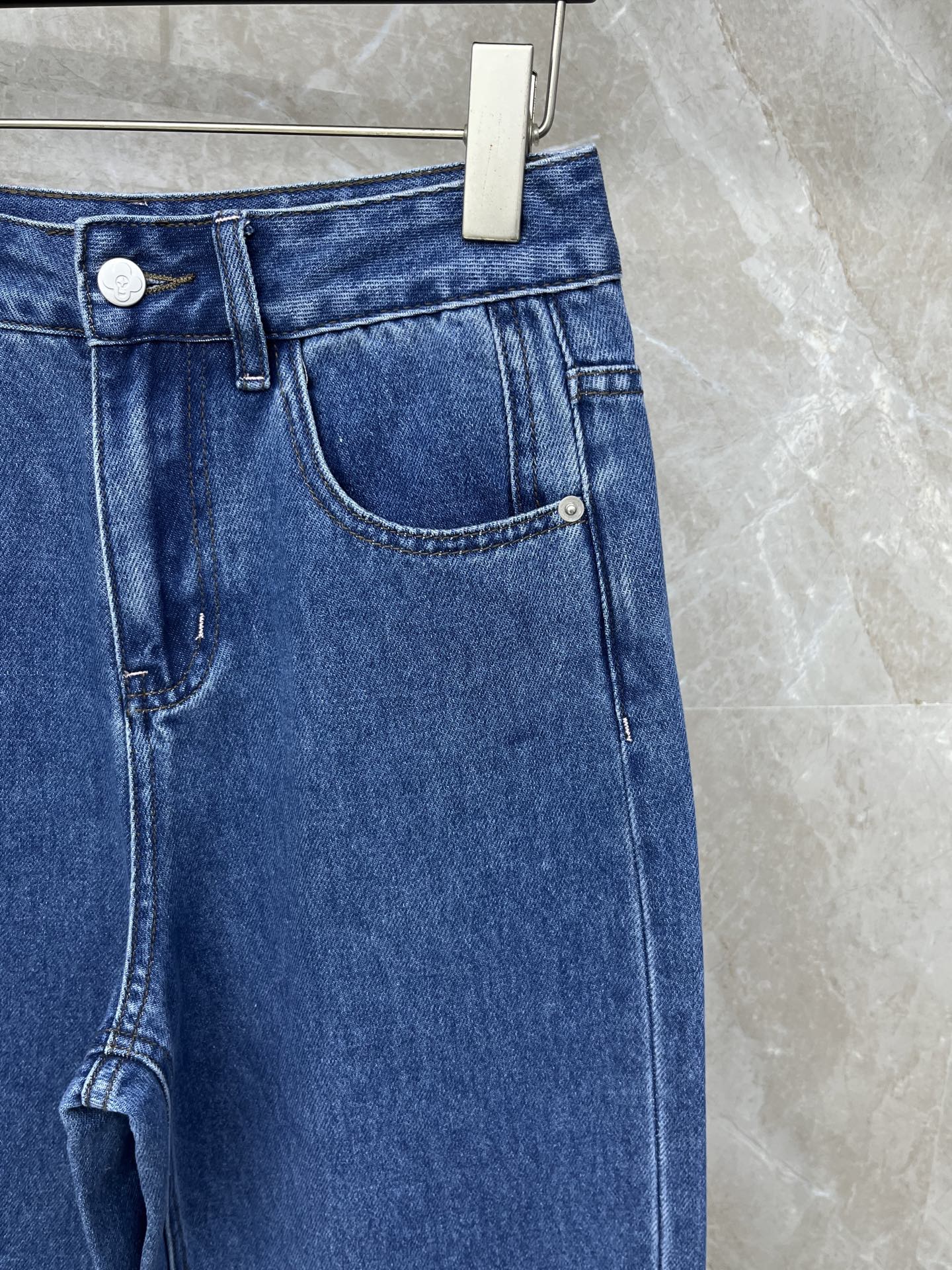 🛒𝐍𝐄𝐖 · 𝟐𝟎𝟐6/爆款现货设计师 原创｜🆕26新款双口袋重工压花牛仔裤爆单款 气质女神必入重工手工