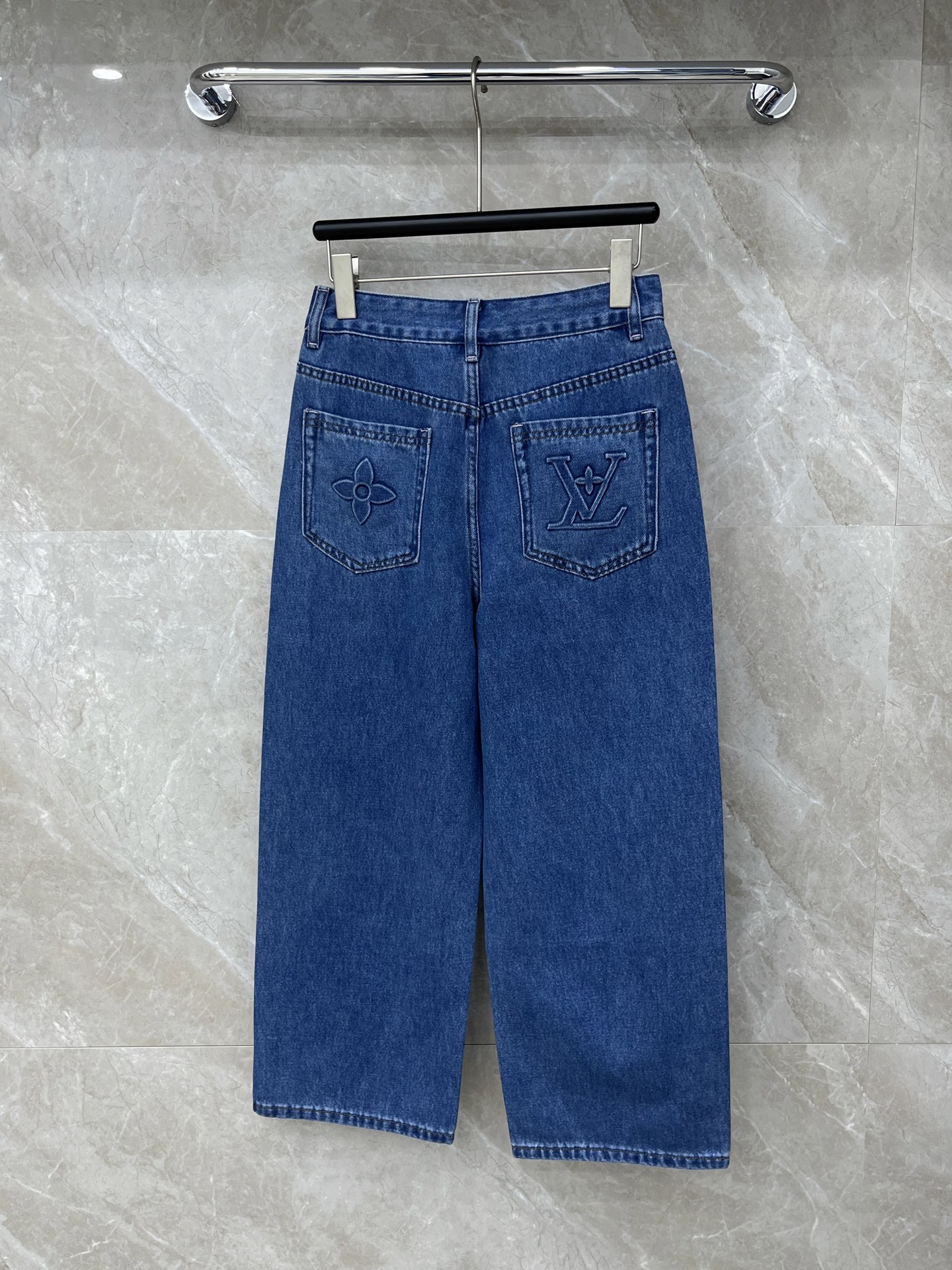 🛒𝐍𝐄𝐖 · 𝟐𝟎𝟐6/爆款现货设计师 原创｜🆕26新款双口袋重工压花牛仔裤爆单款 气质女神必入重工手工