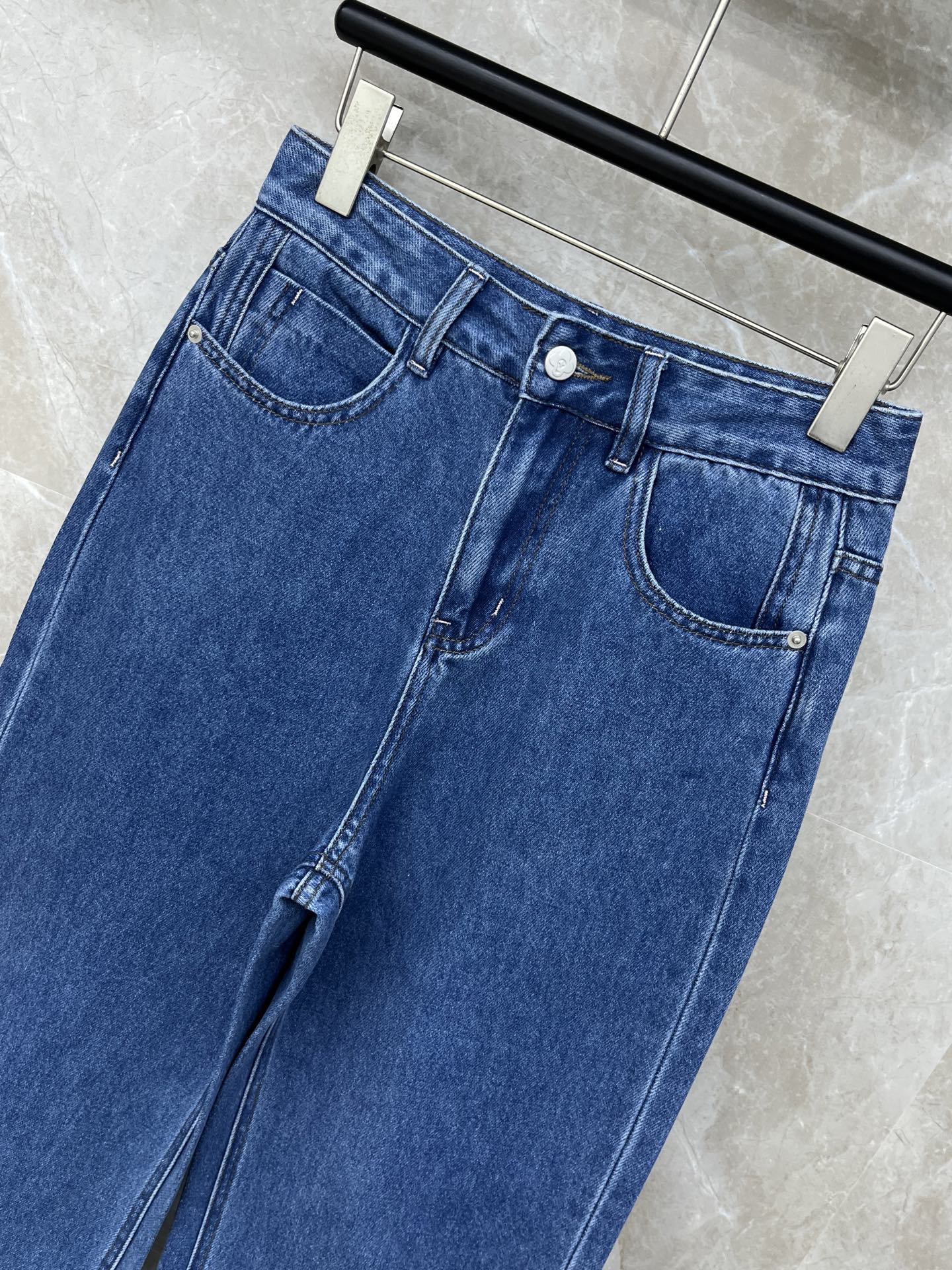 🛒𝐍𝐄𝐖 · 𝟐𝟎𝟐6/爆款现货设计师 原创｜🆕26新款双口袋重工压花牛仔裤爆单款 气质女神必入重工手工