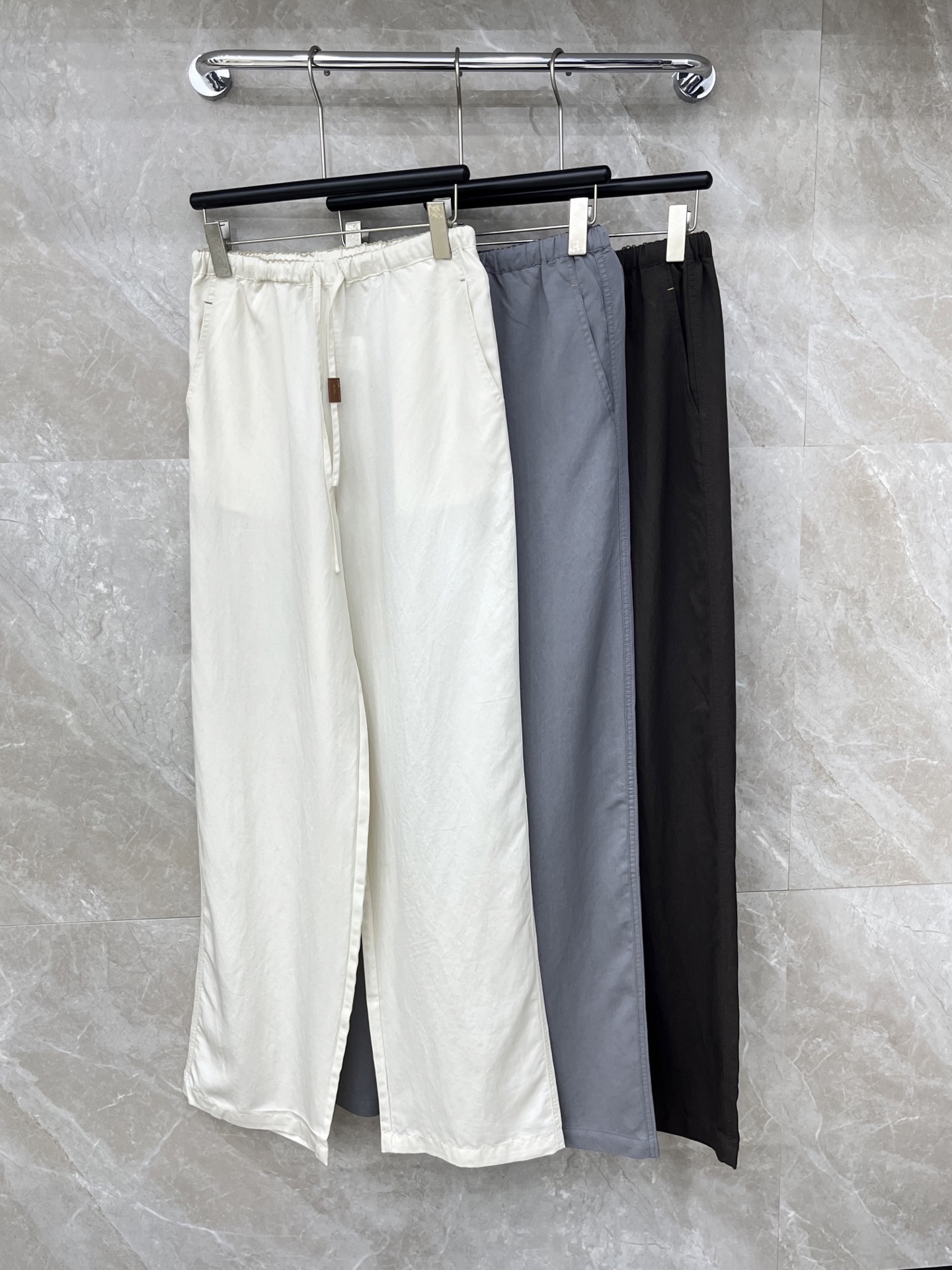 🛒𝐍𝐄𝐖 · 𝟐𝟎𝟐6/爆款现货【早春新款】Loe*｜26新款抽绳休闲裤颜色百搭高级 尽显高级随意感 视