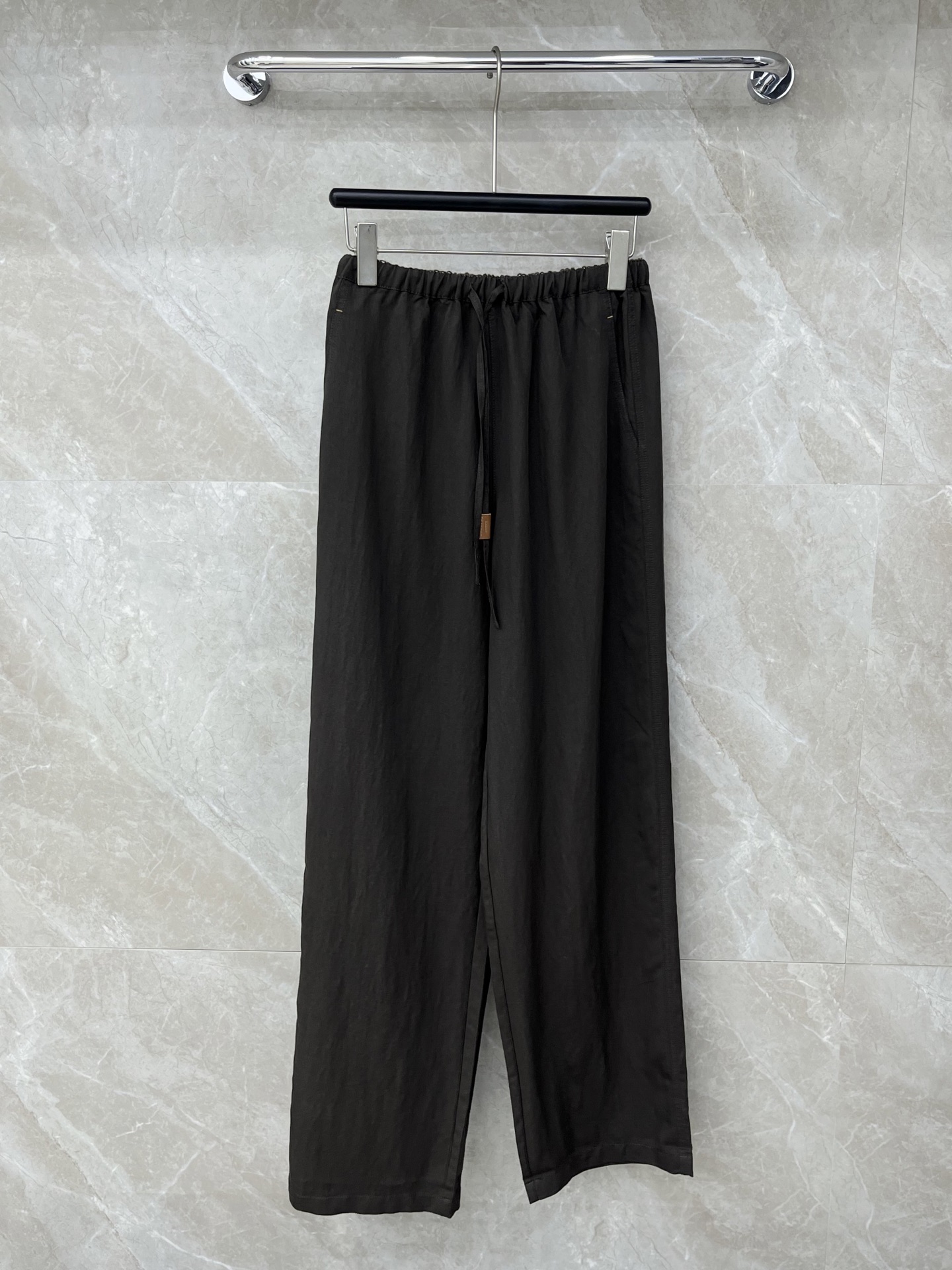 🛒𝐍𝐄𝐖 · 𝟐𝟎𝟐6/爆款现货【早春新款】Loe*｜26新款抽绳休闲裤颜色百搭高级 尽显高级随意感 视