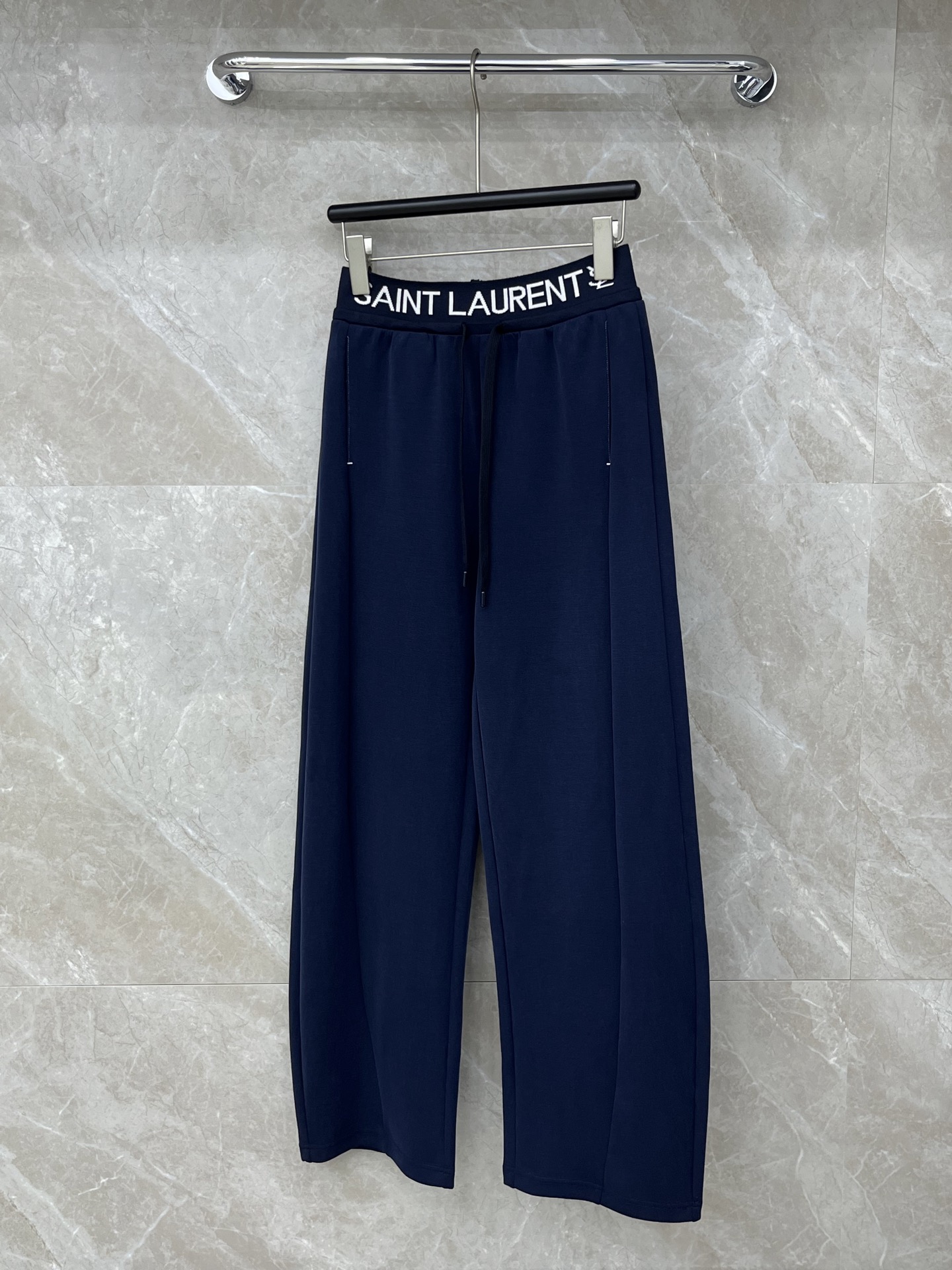 🛒𝐍𝐄𝐖 · 𝟐𝟎𝟐6/爆款现货【早春新款】Ysl｜26新款抽绳织带休闲裤颜色百搭高级 尽显高级随意感 