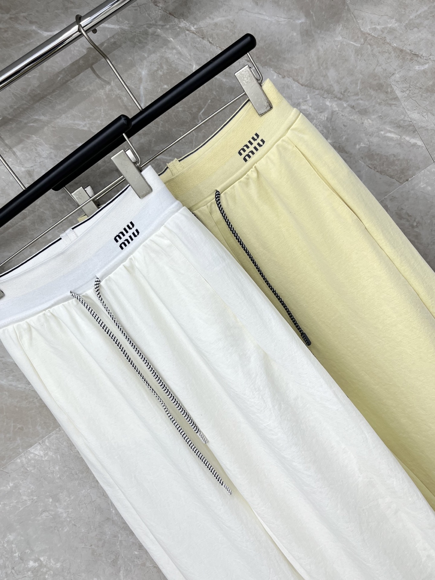 🛒𝐍𝐄𝐖 · 𝟐𝟎𝟐6/爆款现货【早春新款】Miu Mi*｜26新款抽绳织带休闲裤颜色百搭高级 尽显高级