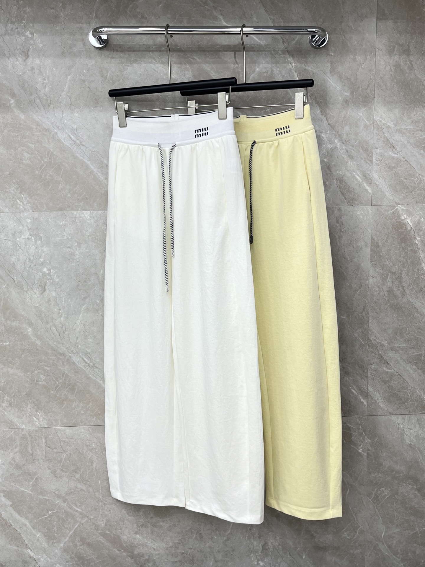 🛒𝐍𝐄𝐖 · 𝟐𝟎𝟐6/爆款现货【早春新款】Miu Mi*｜26新款抽绳织带休闲裤颜色百搭高级 尽显高级