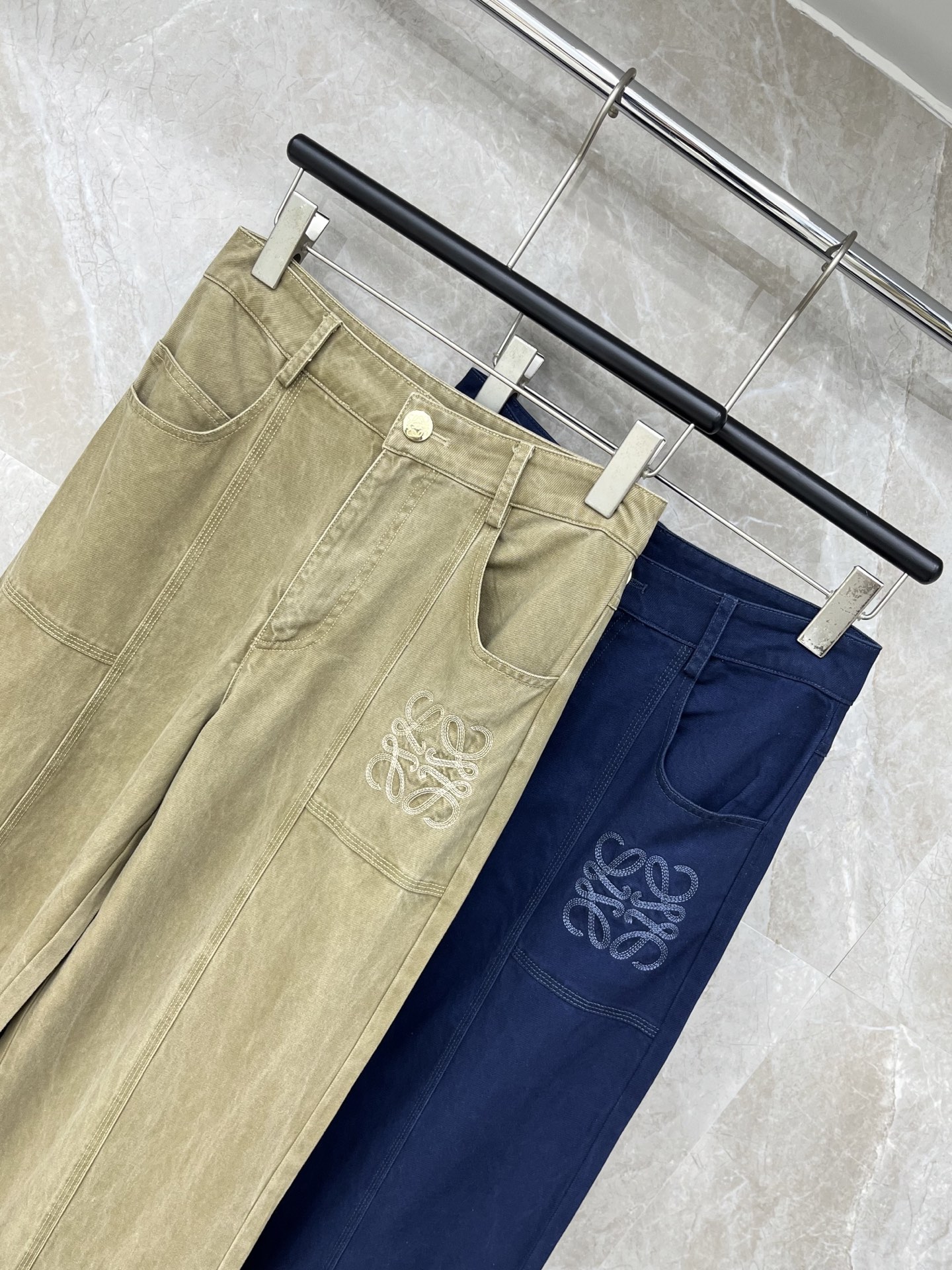 🛒𝐍𝐄𝐖 · 𝟐𝟎𝟐6/爆款现货【早春新款】Loe*｜26新款刺绣休闲裤颜色百搭高级 尽显高级随意感 视