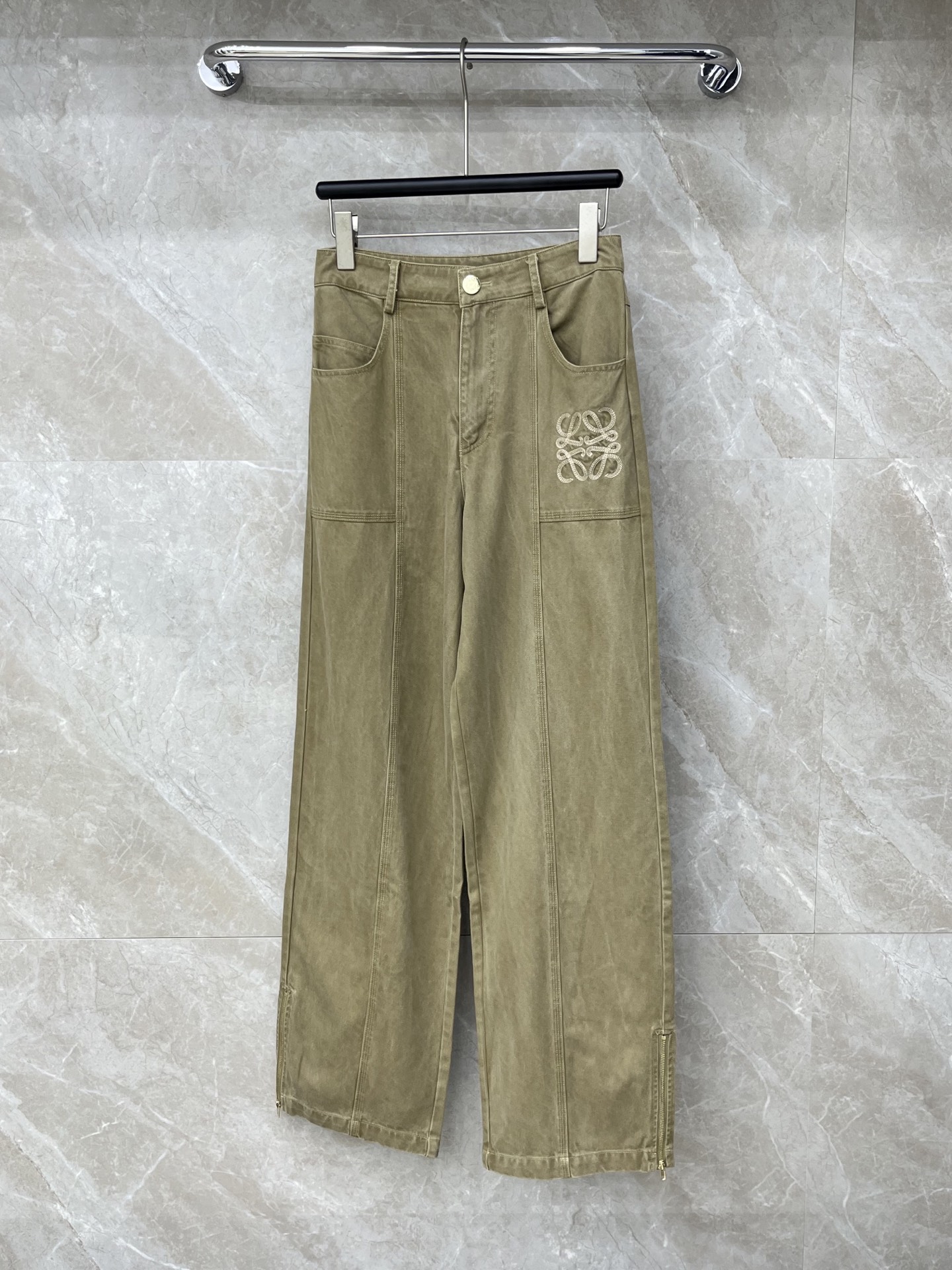 🛒𝐍𝐄𝐖 · 𝟐𝟎𝟐6/爆款现货【早春新款】Loe*｜26新款刺绣休闲裤颜色百搭高级 尽显高级随意感 视