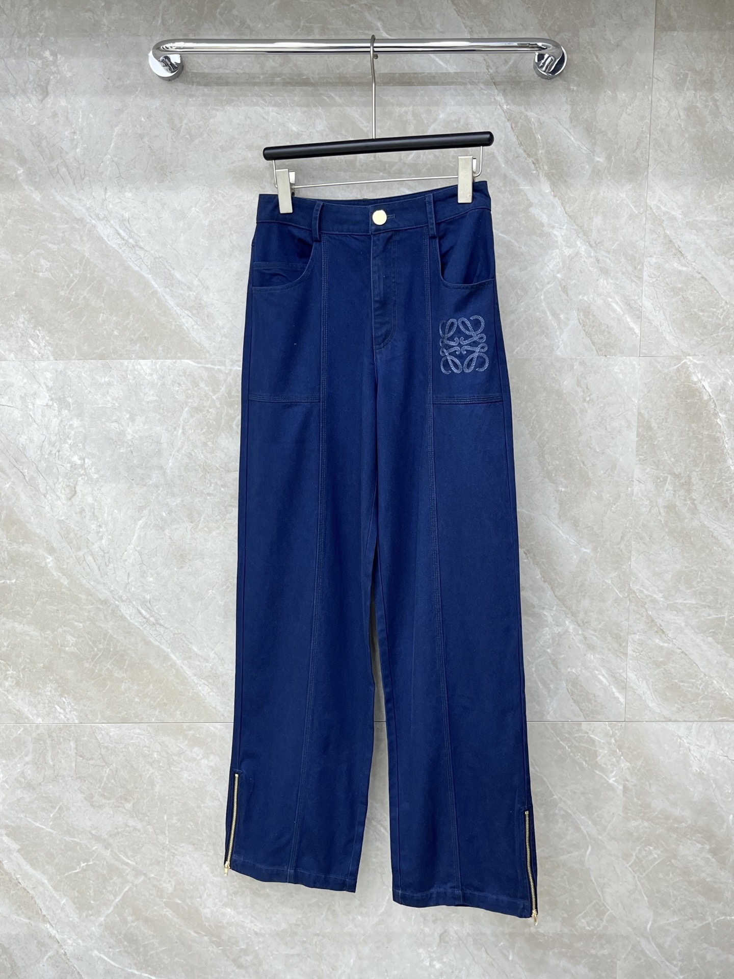 🛒𝐍𝐄𝐖 · 𝟐𝟎𝟐6/爆款现货【早春新款】Loe*｜26新款刺绣休闲裤颜色百搭高级 尽显高级随意感 视