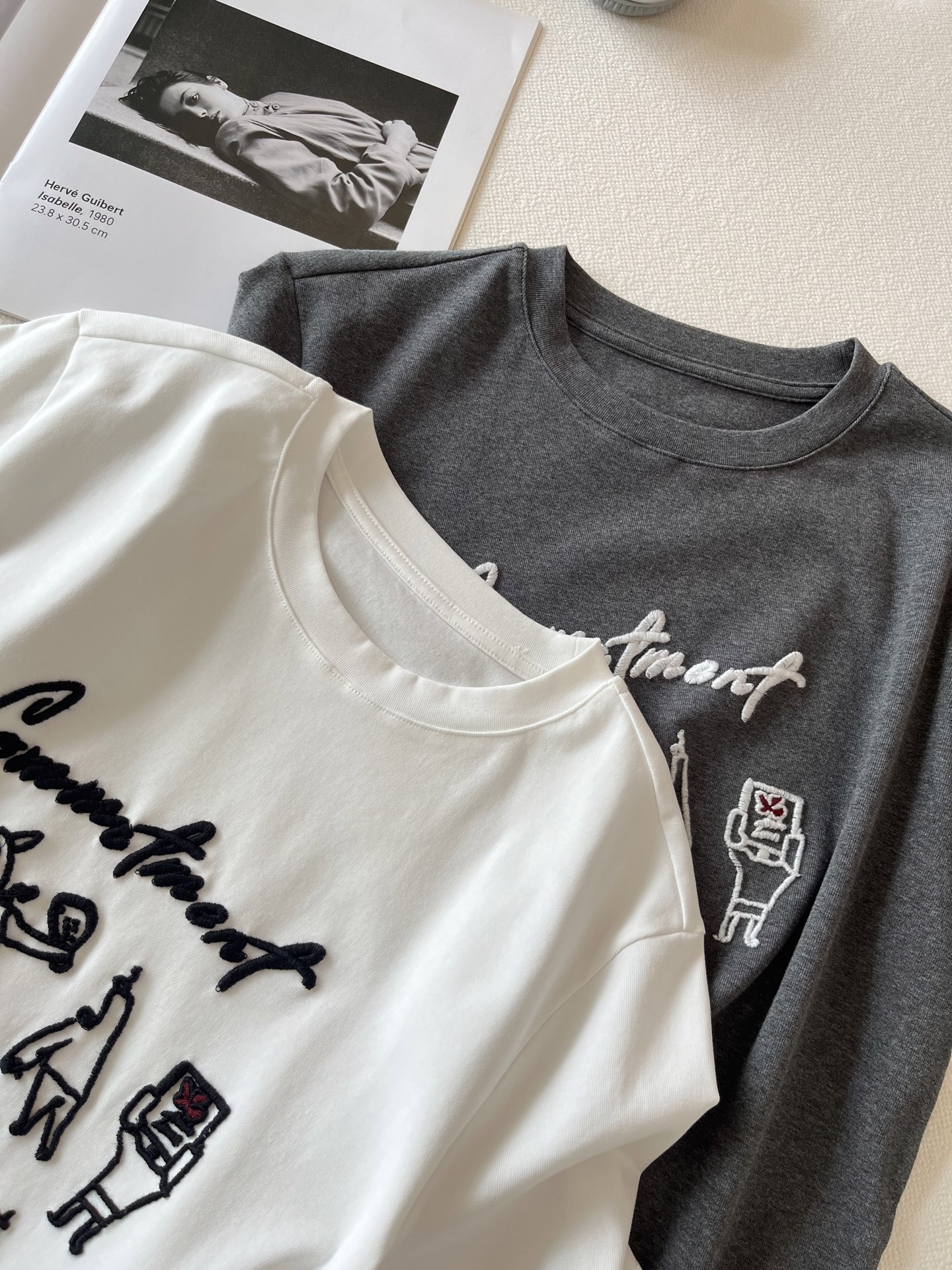 🛒𝐍𝐄𝐖 · 𝟐𝟎𝟐6/爆款现货【春夏上新】 设计师小众｜2026新款立体钩花刺绣工艺款弹力T恤高订面料