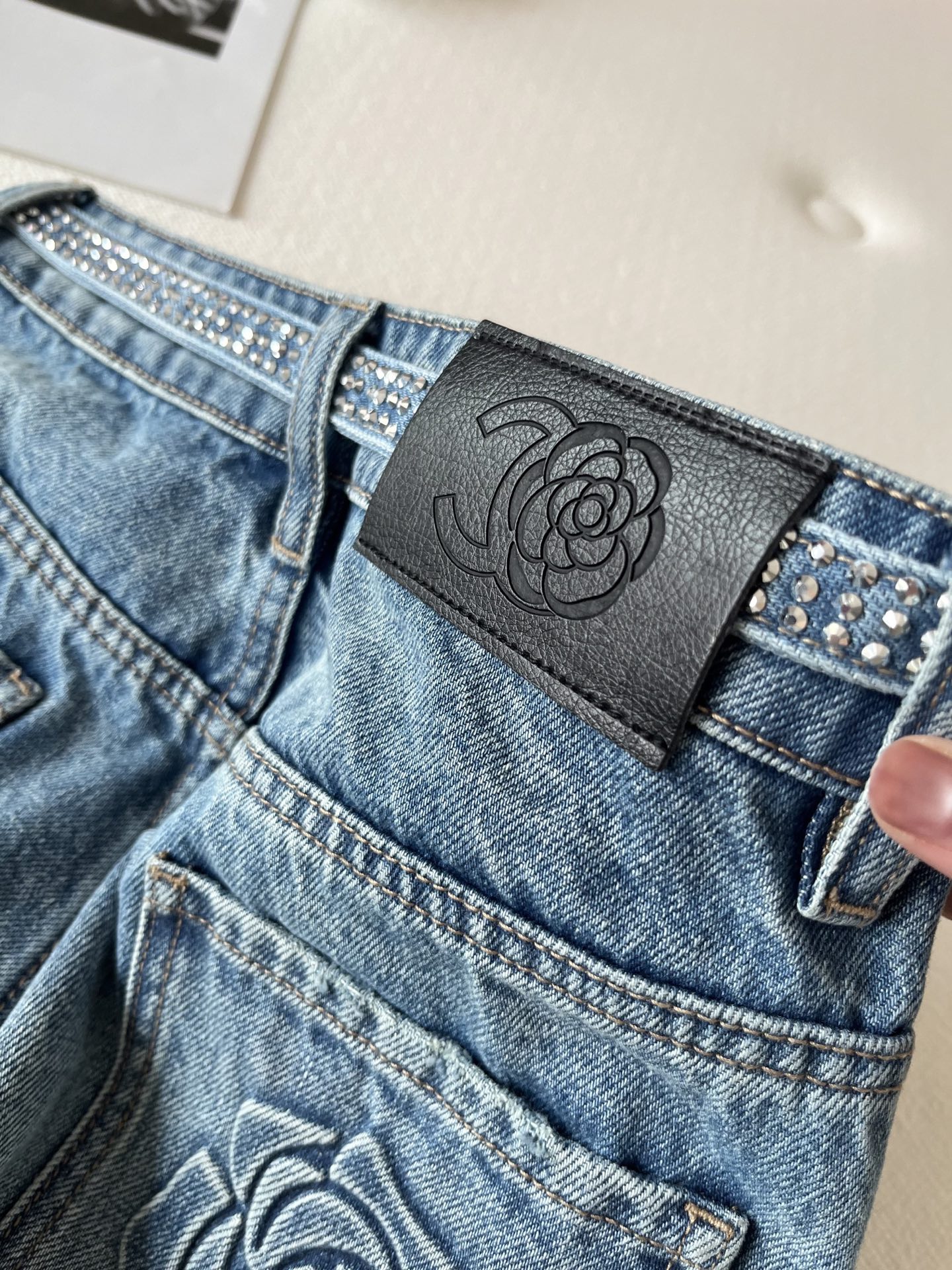 🛒𝐍𝐄𝐖 · 𝟐𝟎𝟐6/爆款现货【早春新款】原创｜小香风烫钻腰带阔腿牛仔裤▪️ 复古做旧蓝牛仔面料，软而