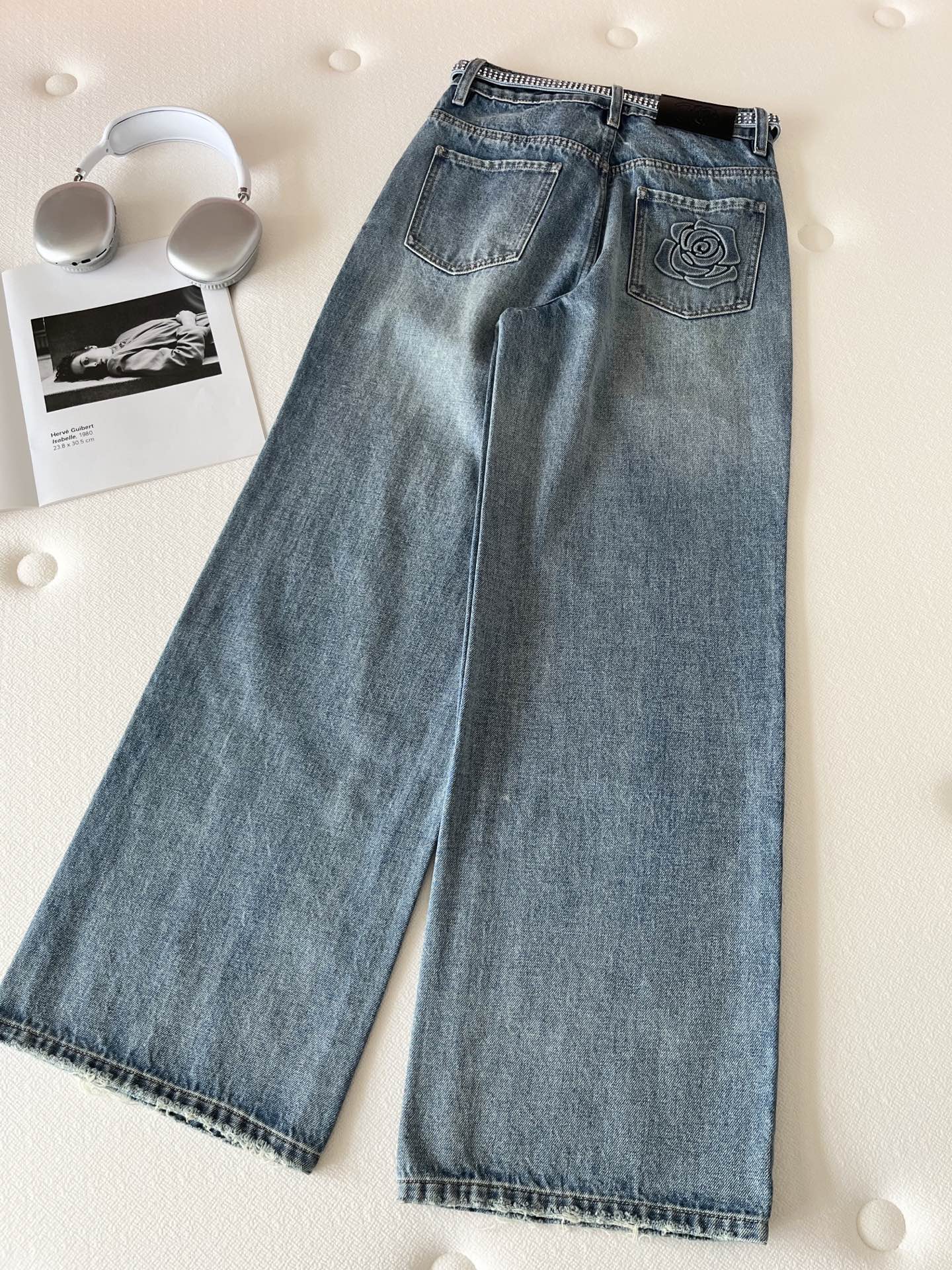 🛒𝐍𝐄𝐖 · 𝟐𝟎𝟐6/爆款现货【早春新款】原创｜小香风烫钻腰带阔腿牛仔裤▪️ 复古做旧蓝牛仔面料，软而