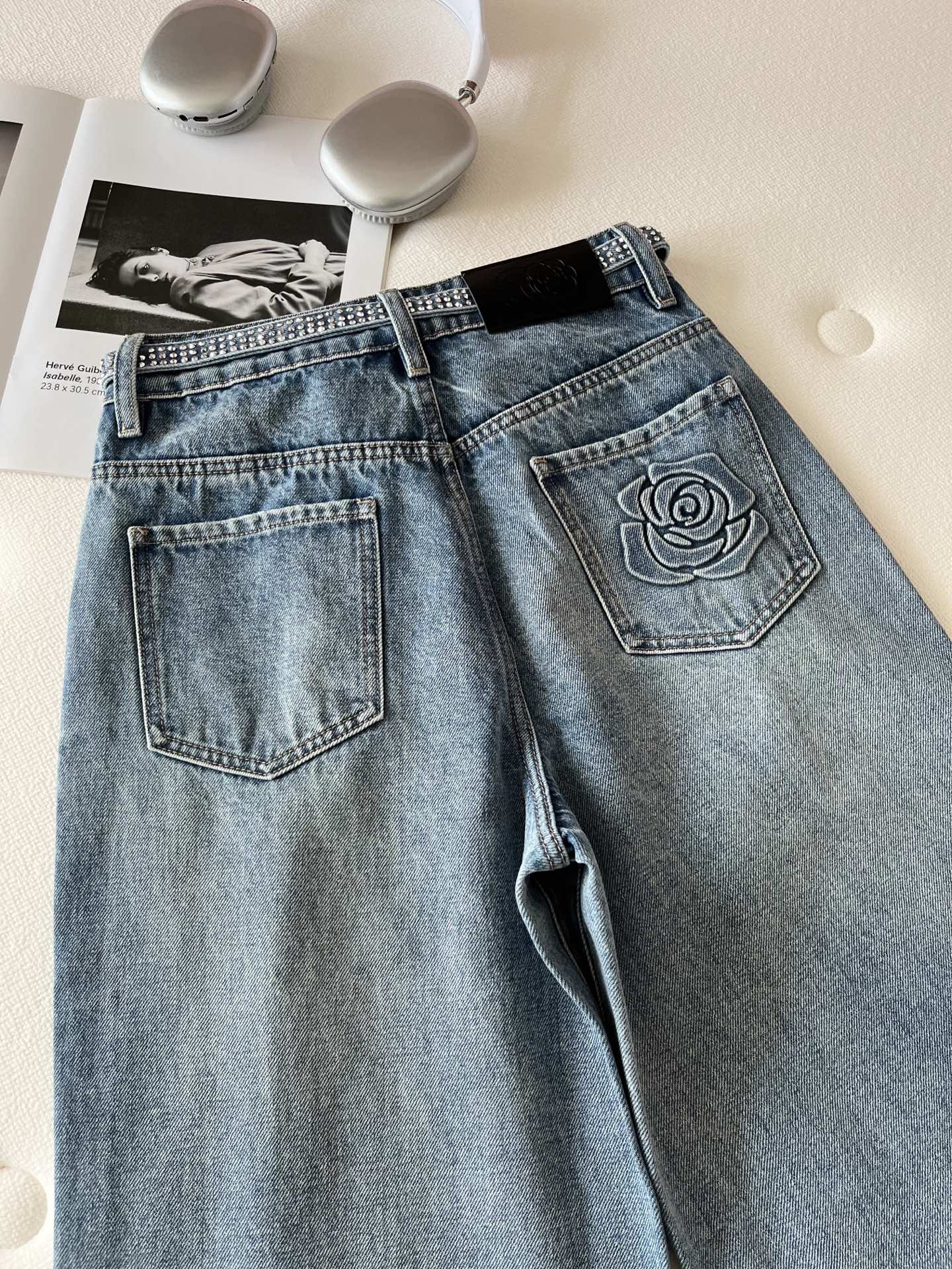 🛒𝐍𝐄𝐖 · 𝟐𝟎𝟐6/爆款现货【早春新款】原创｜小香风烫钻腰带阔腿牛仔裤▪️ 复古做旧蓝牛仔面料，软而