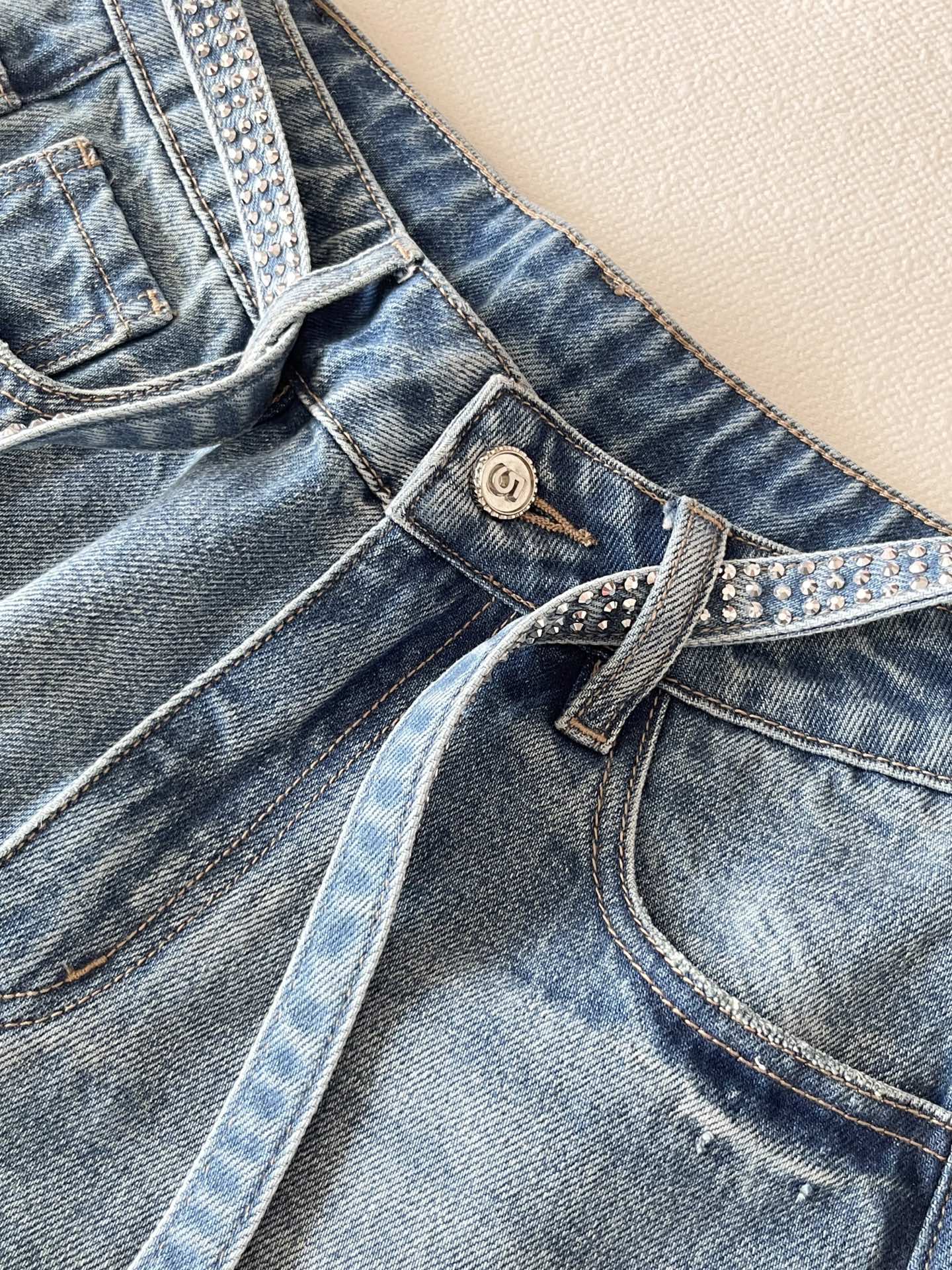 🛒𝐍𝐄𝐖 · 𝟐𝟎𝟐6/爆款现货【早春新款】原创｜小香风烫钻腰带阔腿牛仔裤▪️ 复古做旧蓝牛仔面料，软而