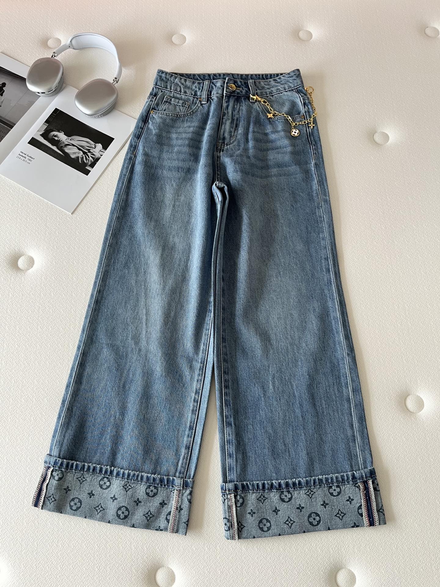 🛒𝐍𝐄𝐖 · 𝟐𝟎𝟐6/爆款现货【早春新款】原创｜🆕【金属四叶草阔腿长裤】进口棉质牛仔面料打造清晰牛仔裤
